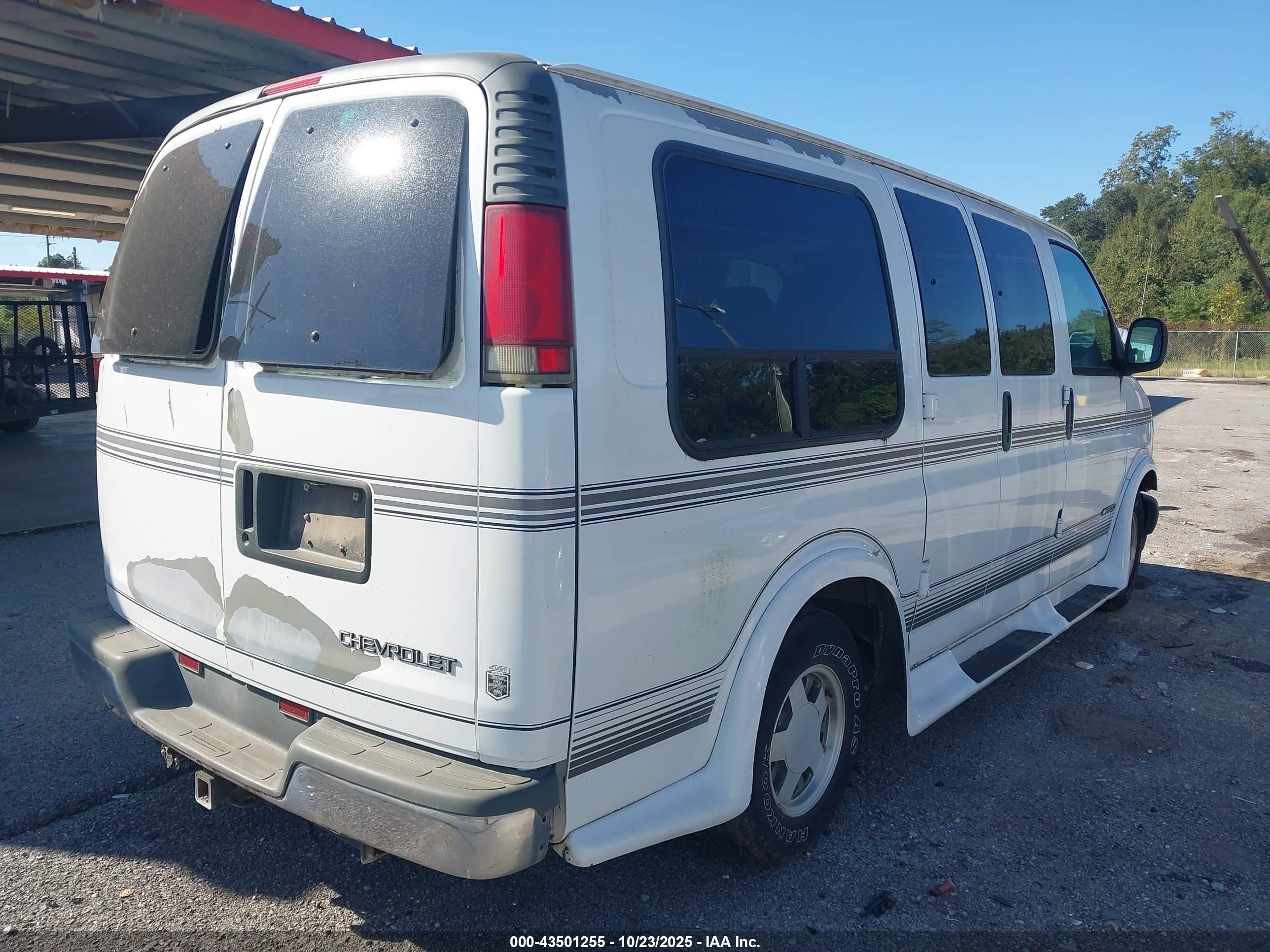 1998 Chevrolet Chevy Van G1500 White vin: 1GBFG15R2W1093422