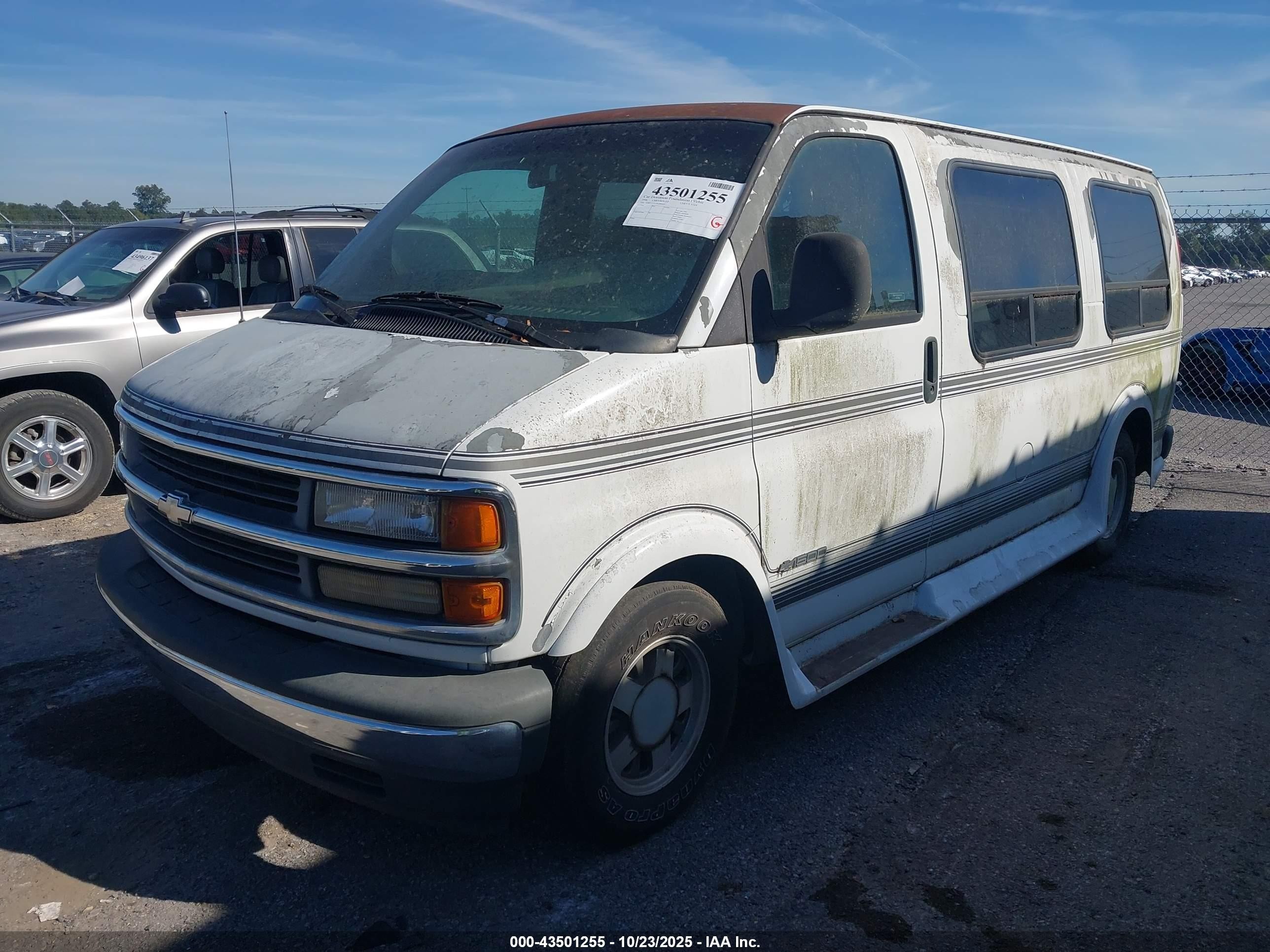 1998 Chevrolet Chevy Van G1500 White vin: 1GBFG15R2W1093422