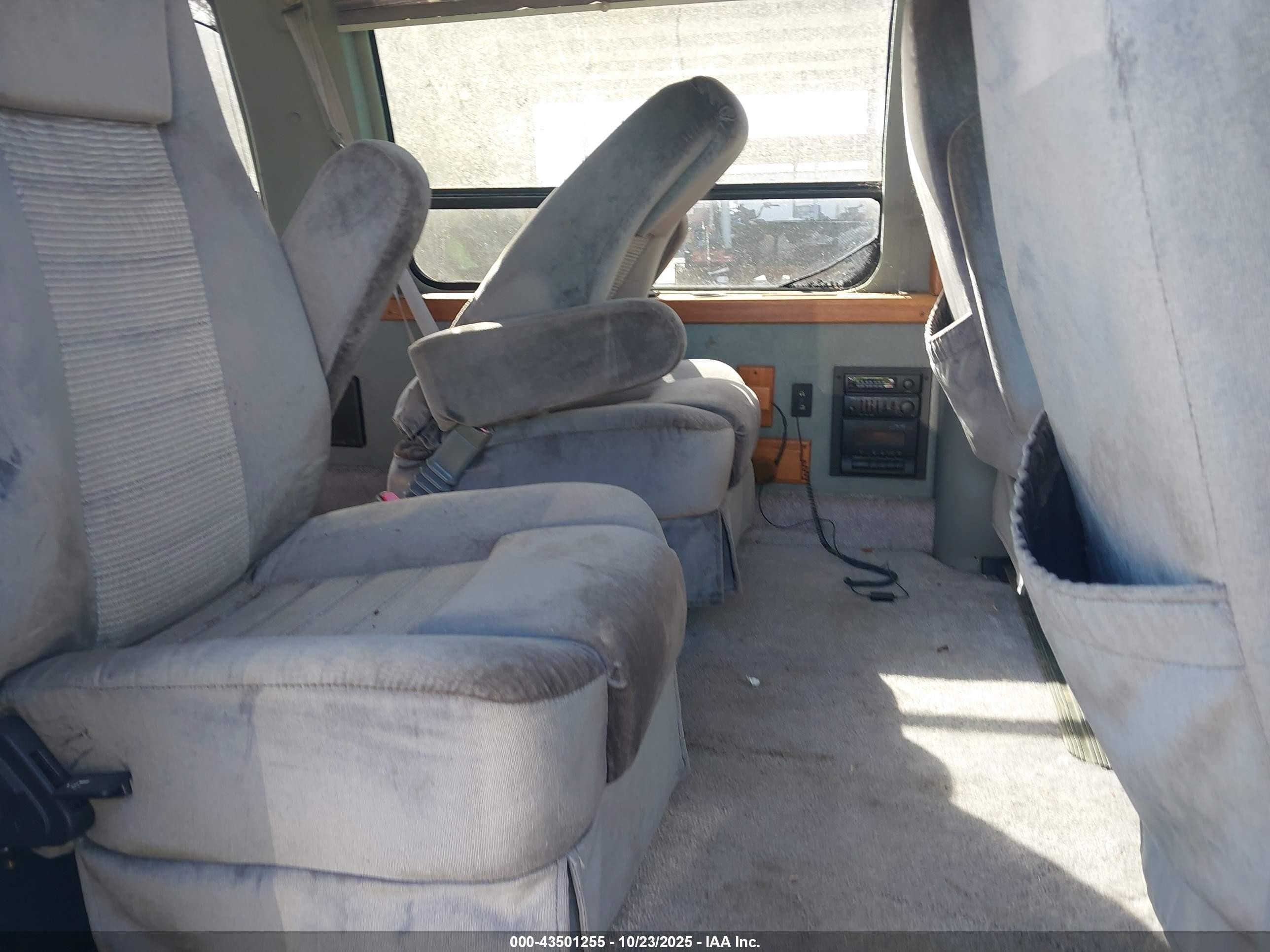 1998 Chevrolet Chevy Van G1500 White vin: 1GBFG15R2W1093422