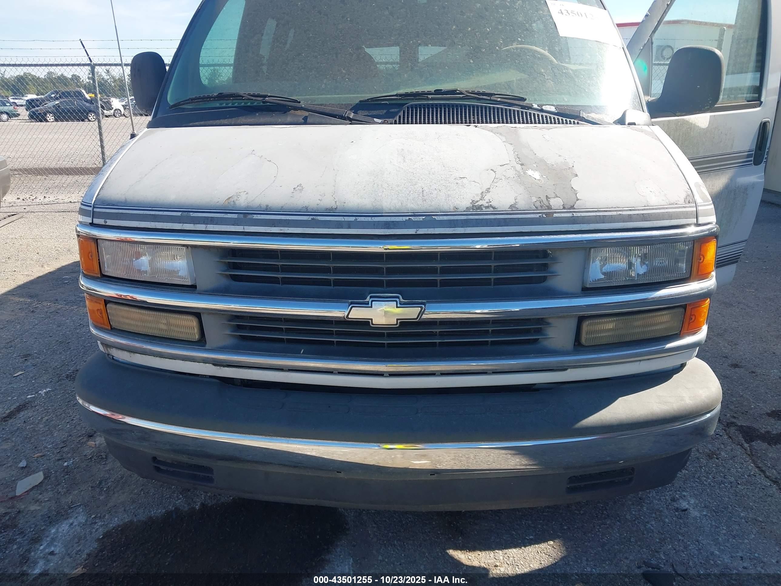 1998 Chevrolet Chevy Van G1500 White vin: 1GBFG15R2W1093422