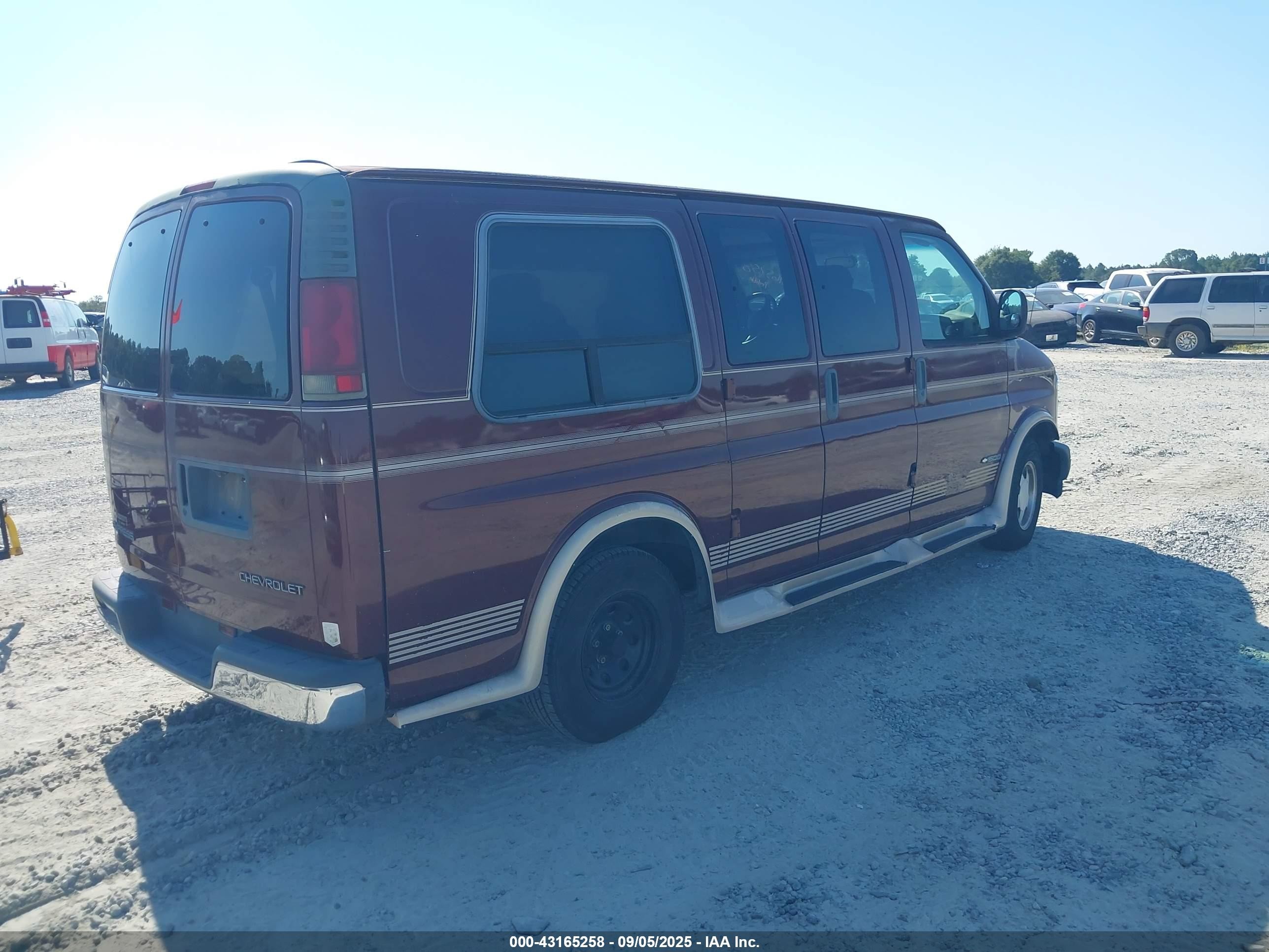 2002 Chevrolet Express   Коричневый vin: 1GBFG15R921113773