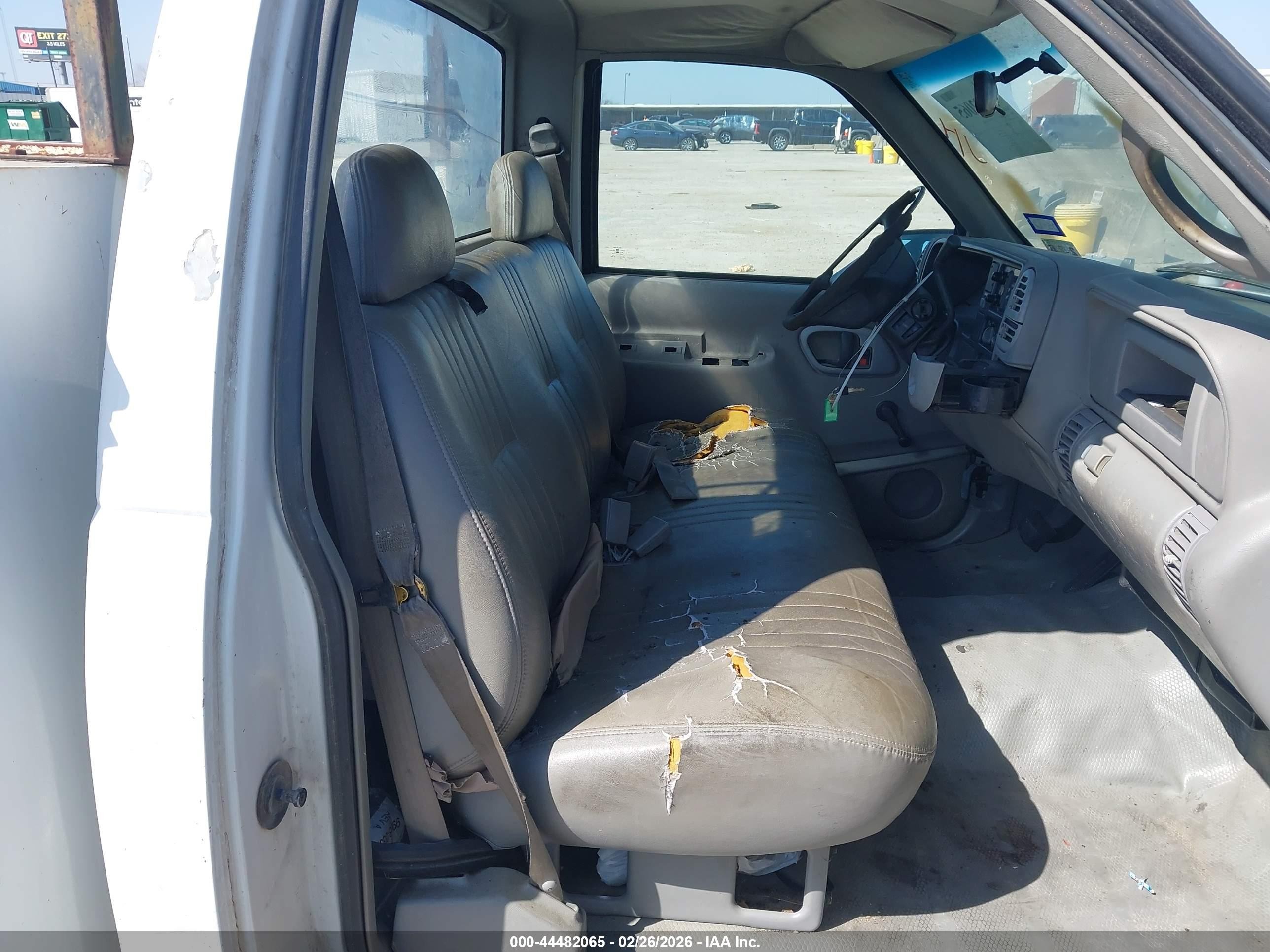 2000 Chevrolet C2500 Chassis   White vin: 1GBGC24R4YF471530