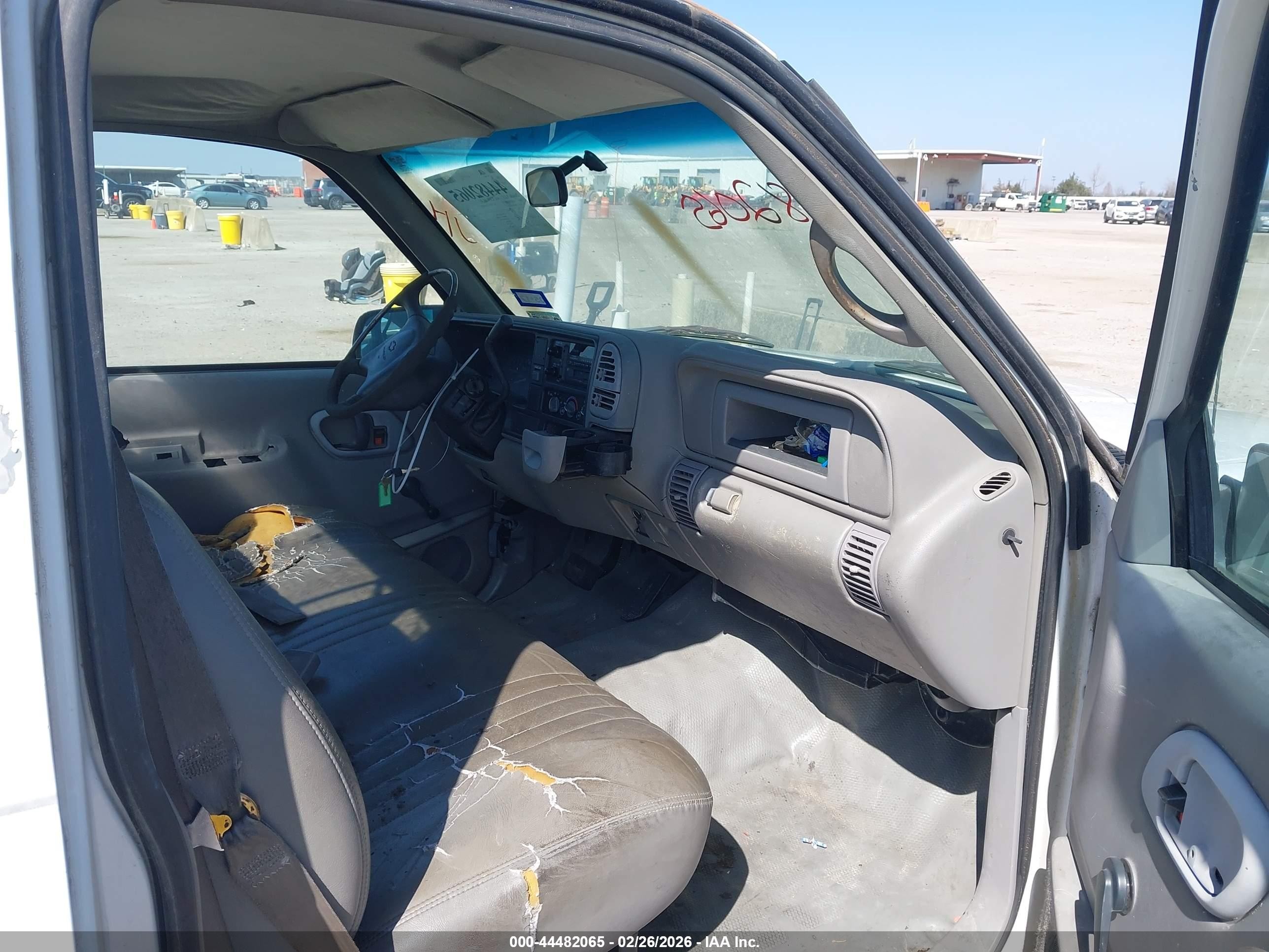 2000 Chevrolet C2500 Chassis   White vin: 1GBGC24R4YF471530
