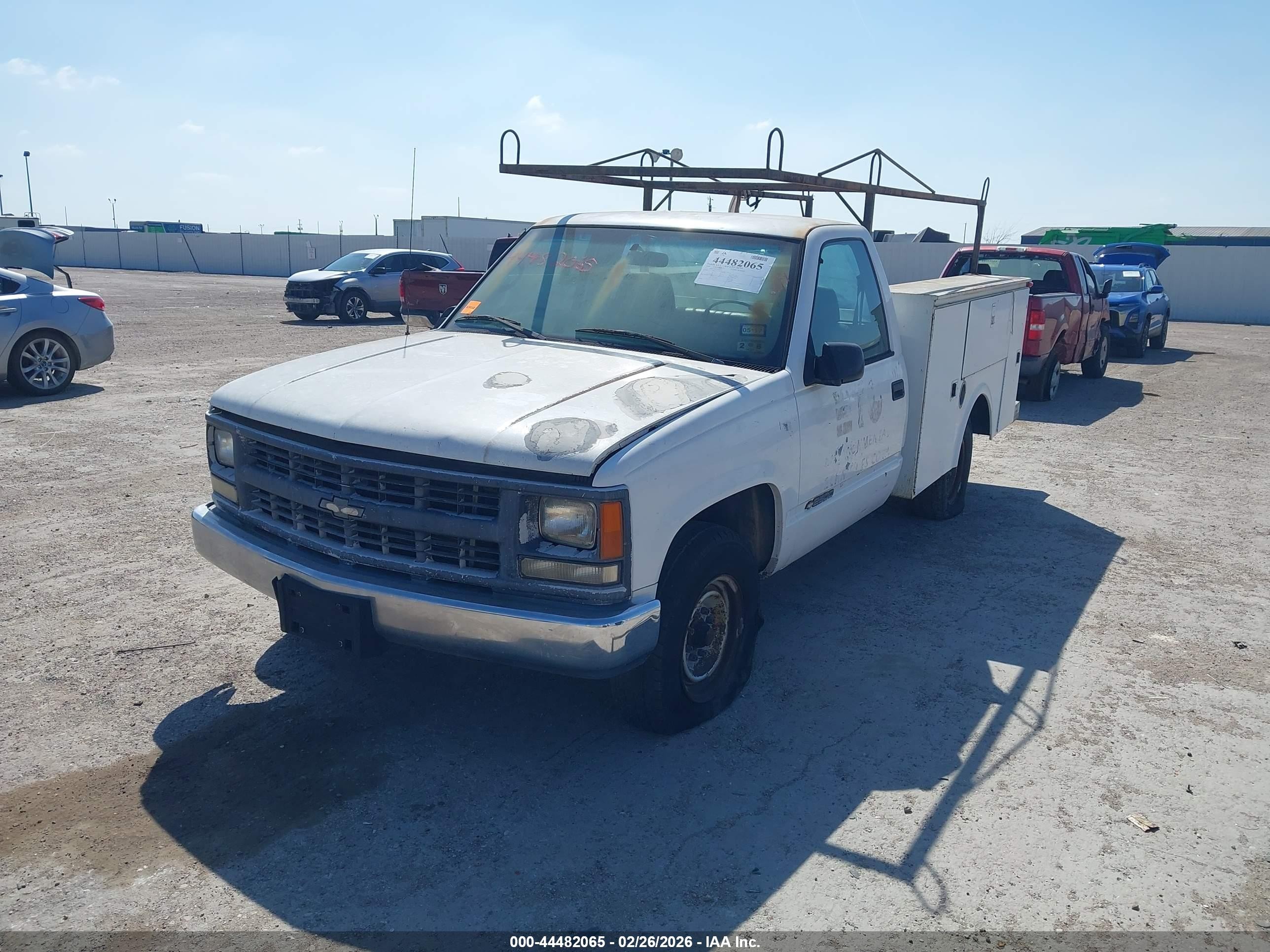 2000 Chevrolet C2500 Chassis   White vin: 1GBGC24R4YF471530