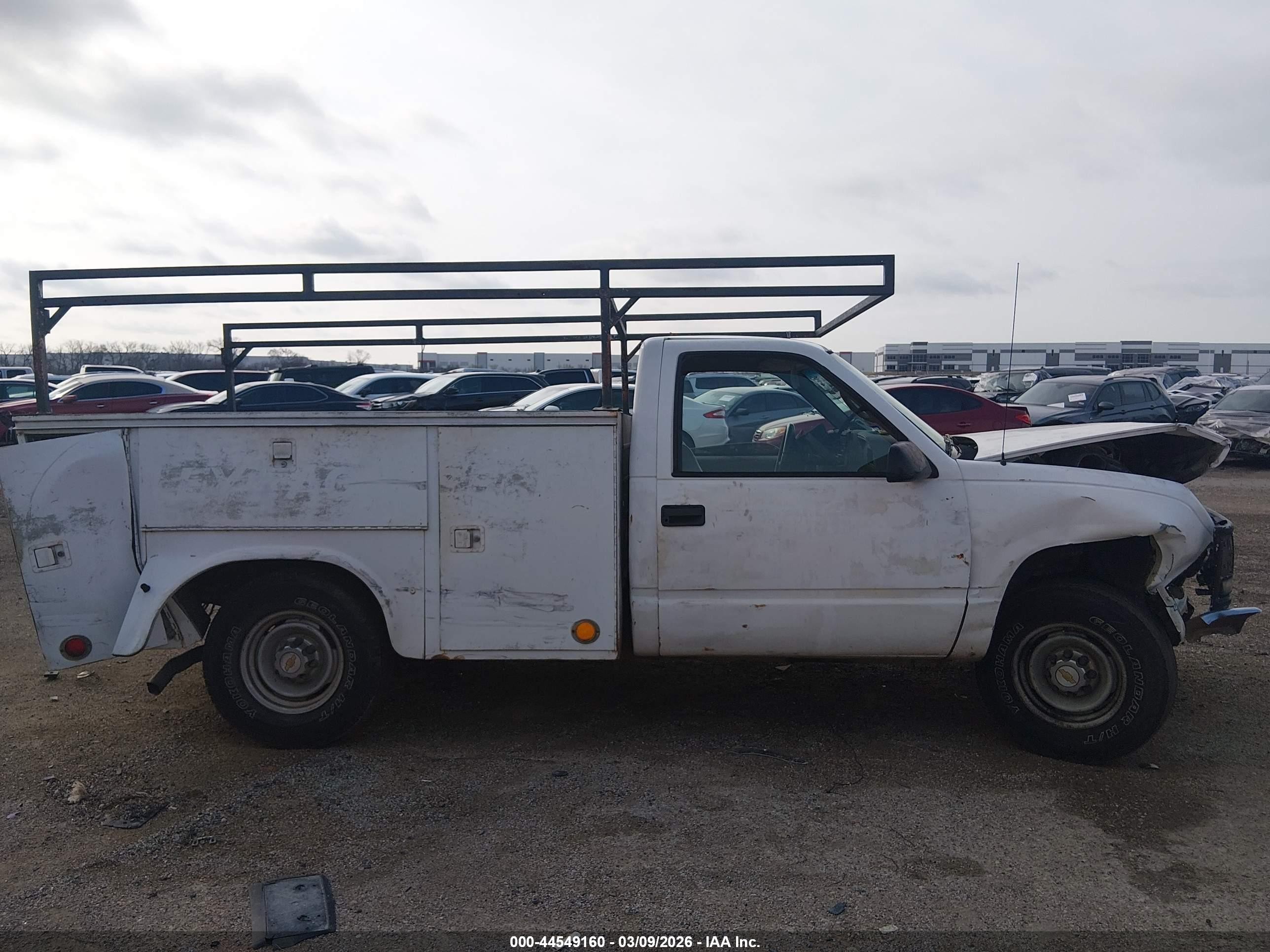 2000 Chevrolet C2500 Chassis White vin: 1GBGC24R4YR228069