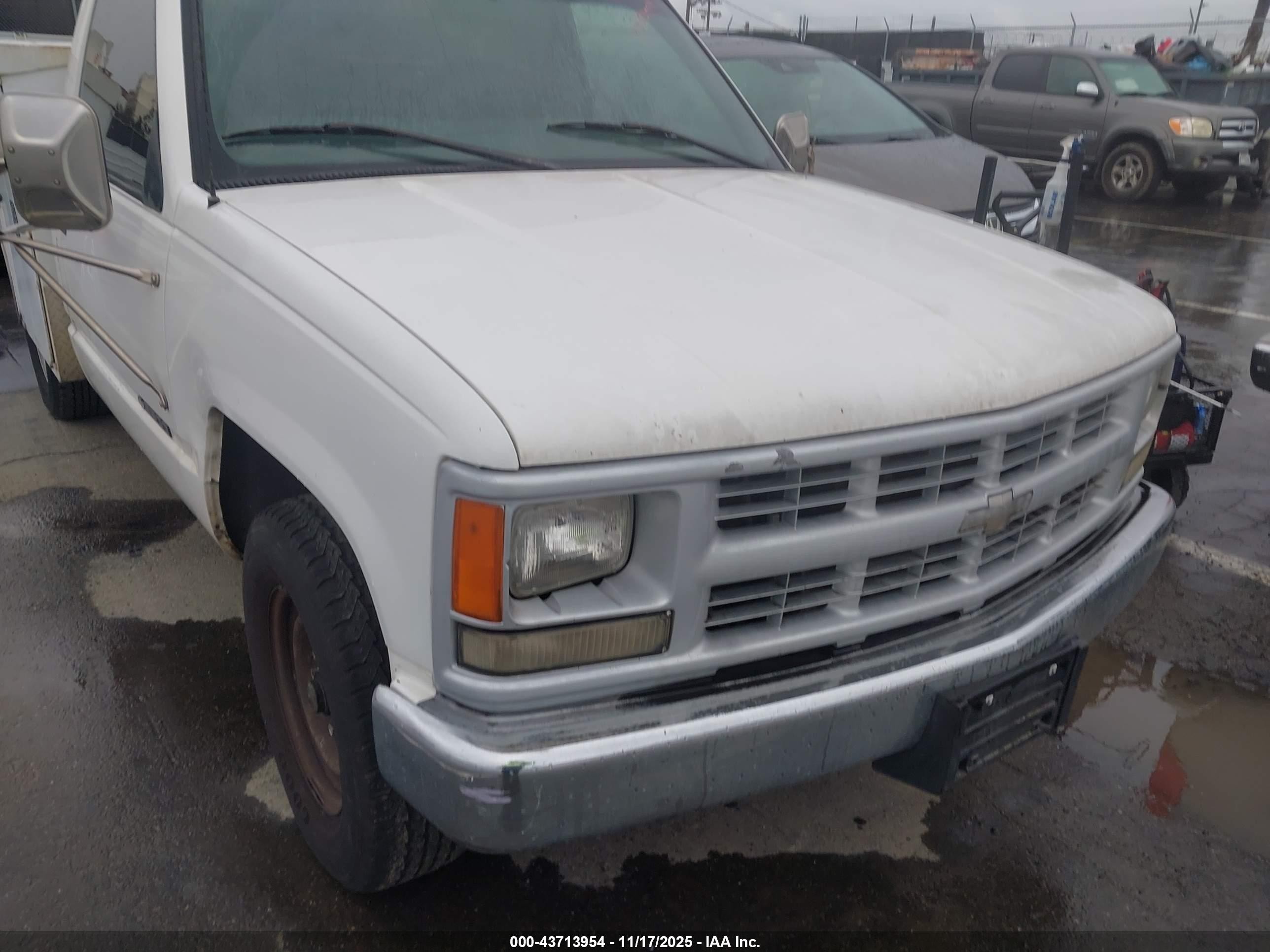2000 Chevrolet C2500 Chassis   Белый vin: 1GBGC24R6YF494131