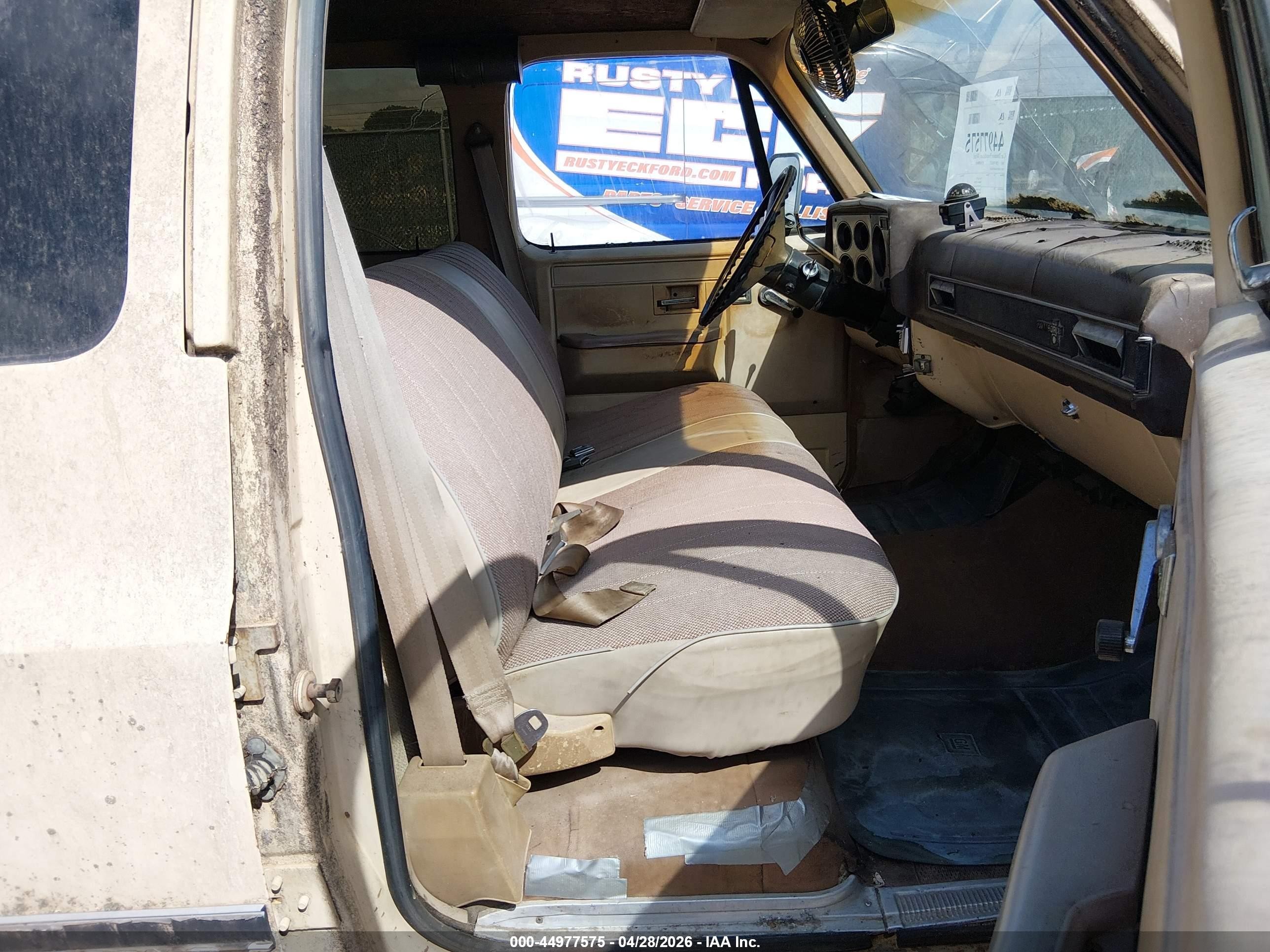 1985 Chevrolet Suburban C2 Cream vin: 1GBGC26M8FF162437