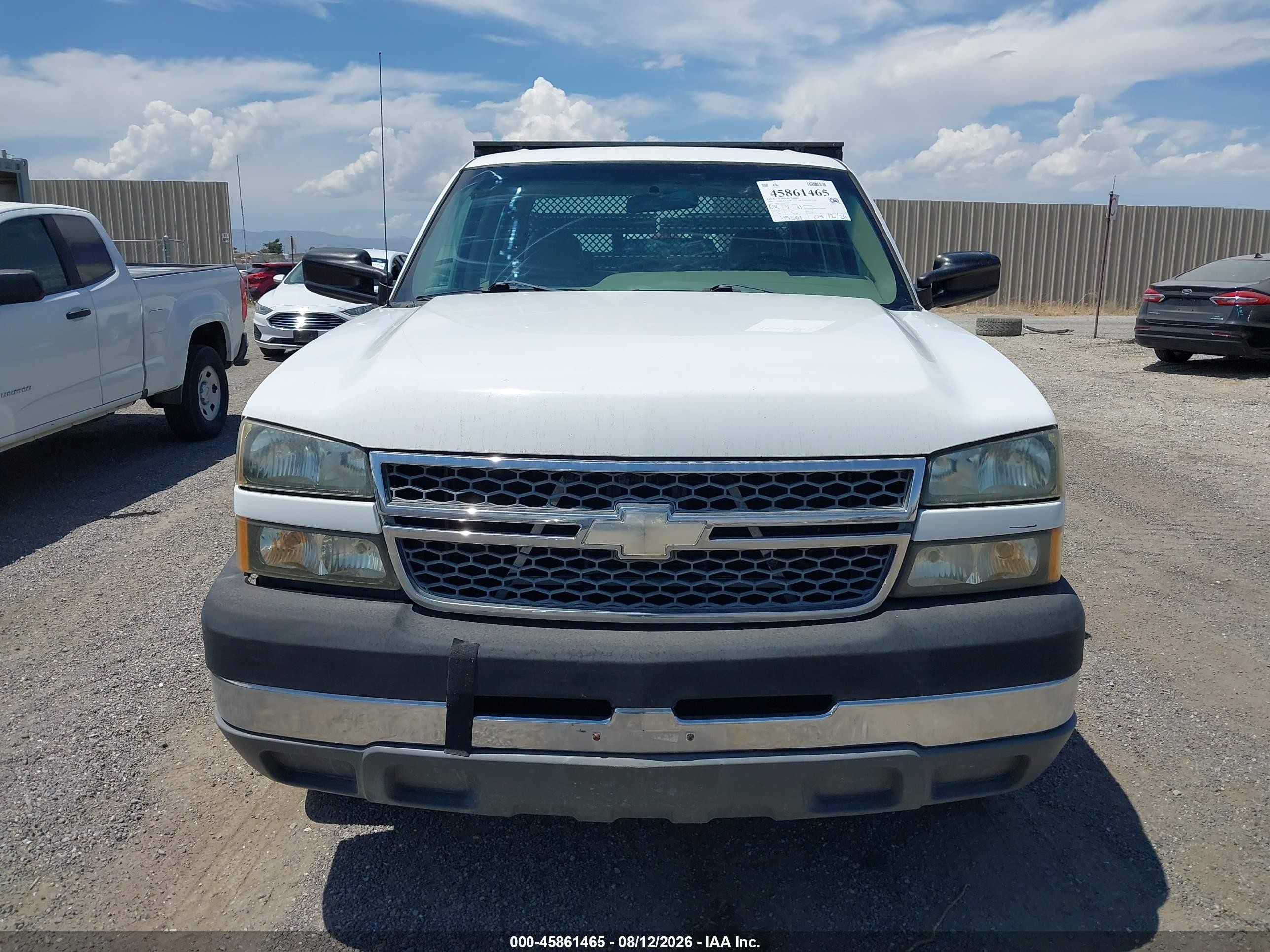 2005 Chevrolet Silverado 2500hd Work Truck White vin: 1GBHC23U75F953074