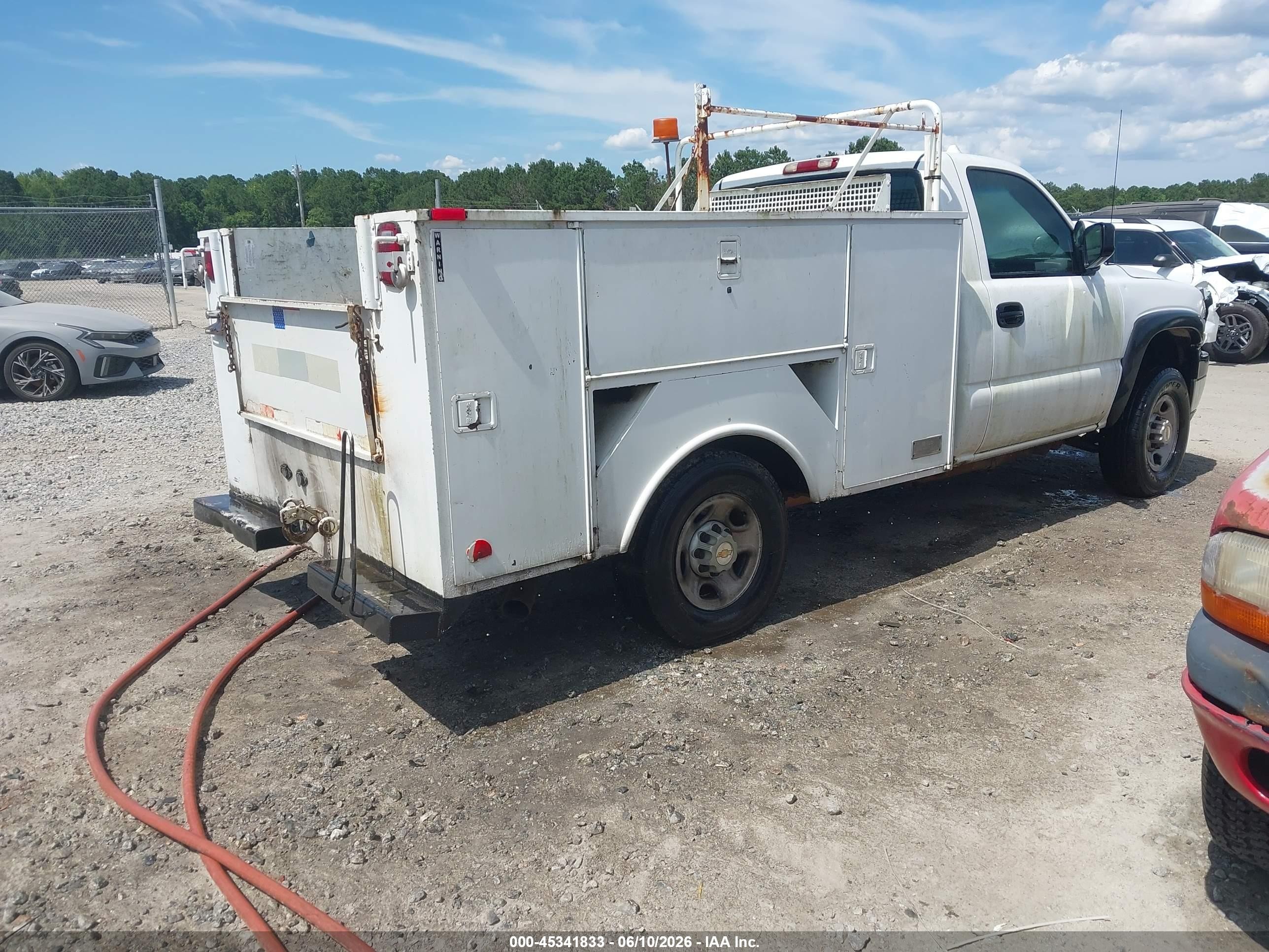 2001 Chevrolet Silverado C2500 Heavy Duty White vin: 1GBHC24U01E214465