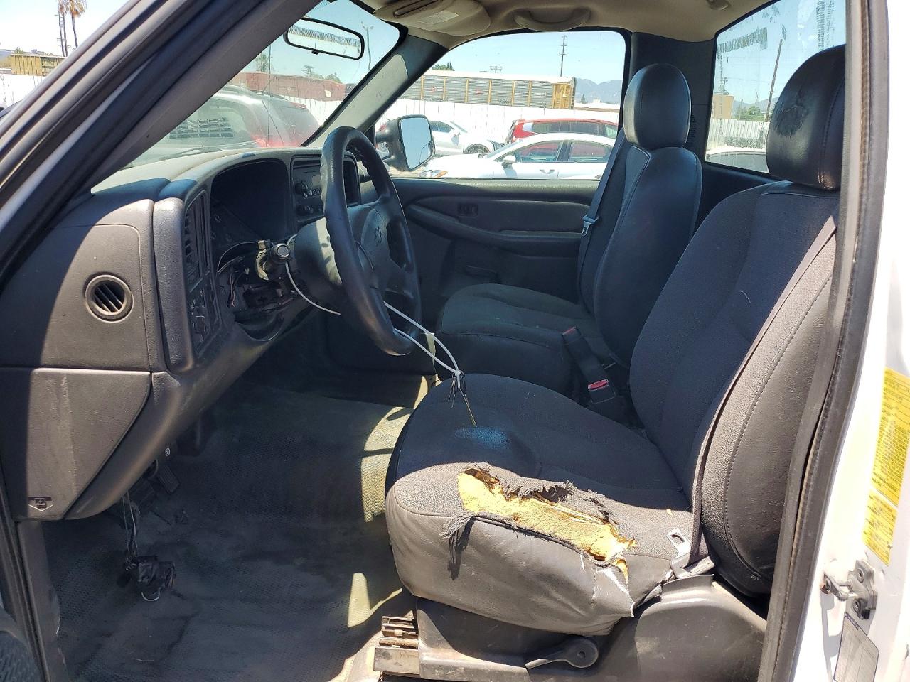 2004 Chevrolet Silverado C2500 Heavy Duty White vin: 1GBHC24UX4E175162