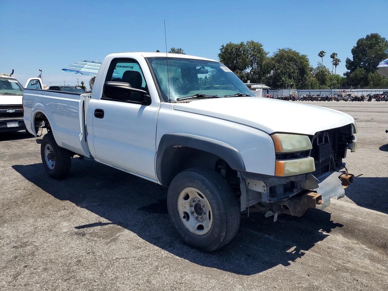 2004 Chevrolet Silverado C2500 Heavy Duty White vin: 1GBHC24UX4E175162