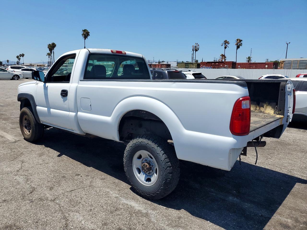 2004 Chevrolet Silverado C2500 Heavy Duty White vin: 1GBHC24UX4E175162