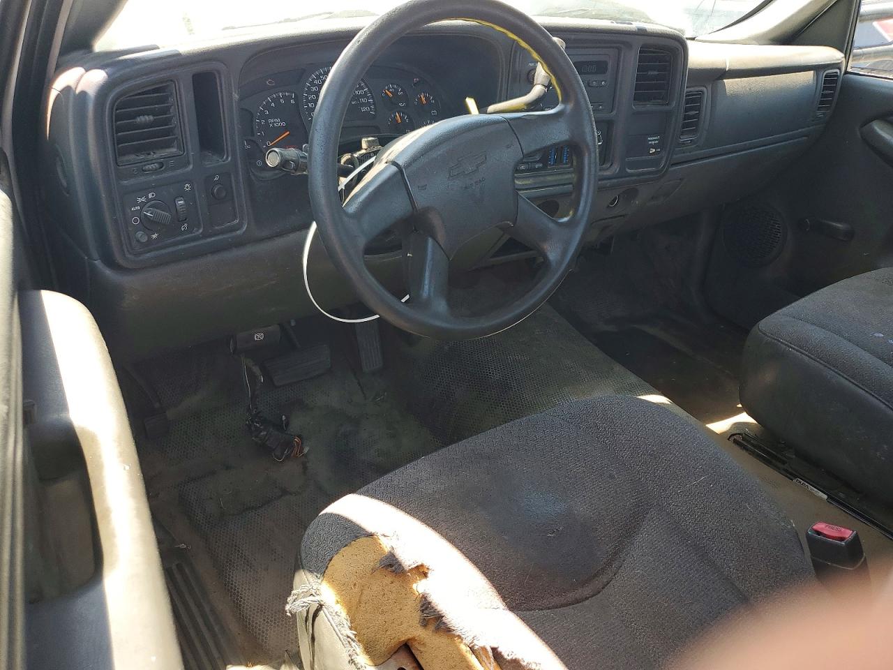2004 Chevrolet Silverado C2500 Heavy Duty White vin: 1GBHC24UX4E175162