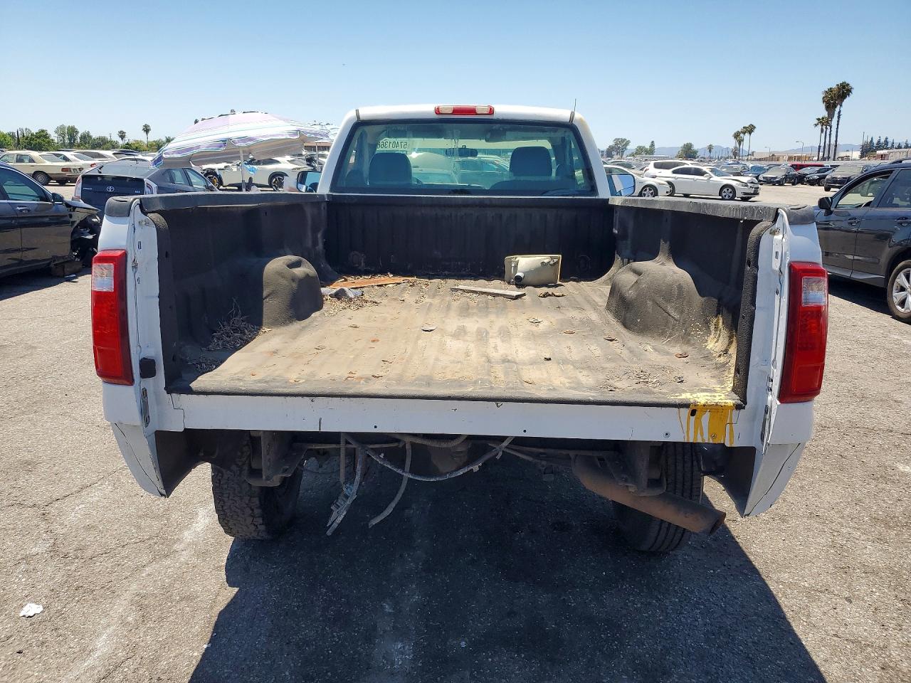 2004 Chevrolet Silverado C2500 Heavy Duty White vin: 1GBHC24UX4E175162