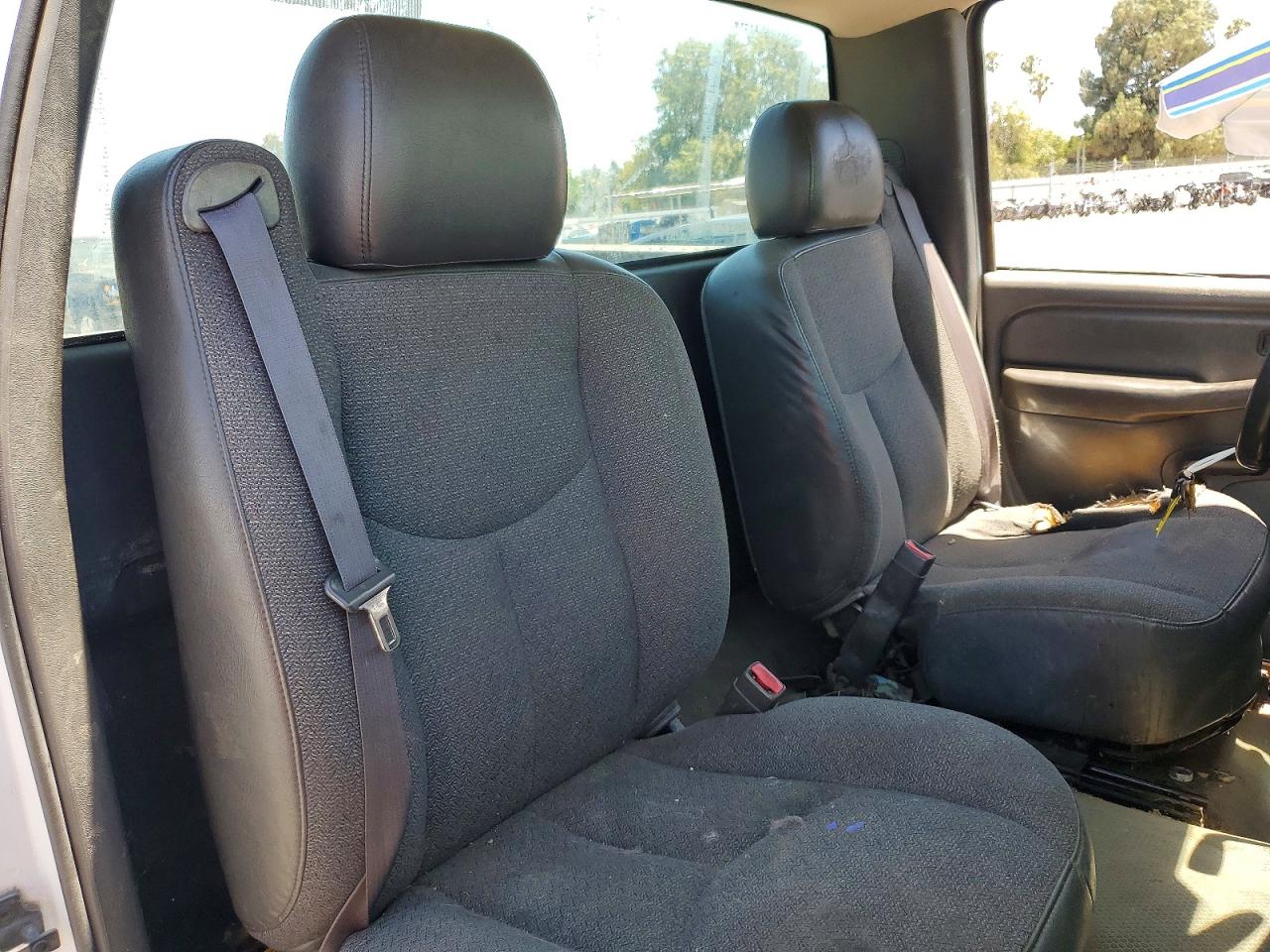 2004 Chevrolet Silverado C2500 Heavy Duty White vin: 1GBHC24UX4E175162