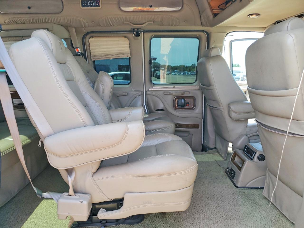 2010 Chevrolet Express G1500 4lt White vin: 1GBUGEB41A1133277