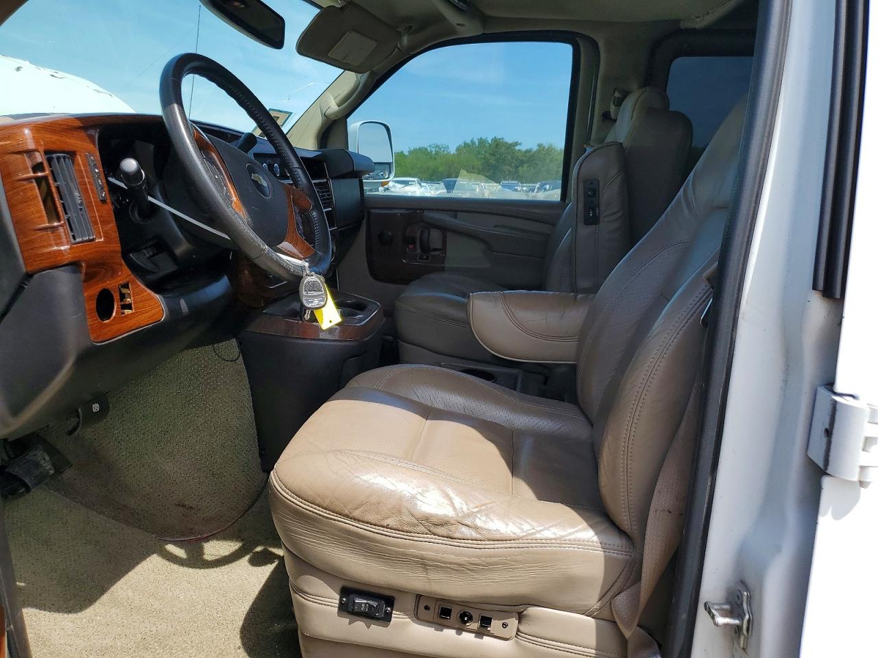 2010 Chevrolet Express G1500 4lt White vin: 1GBUGEB41A1133277