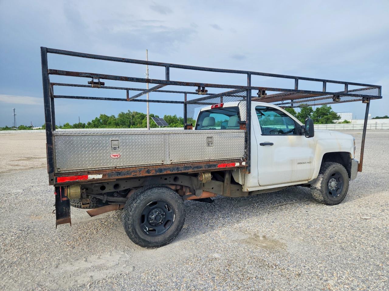 2015 Chevrolet Silverado K2500 Heavy Duty White vin: 1GC0KUEG3FZ521256