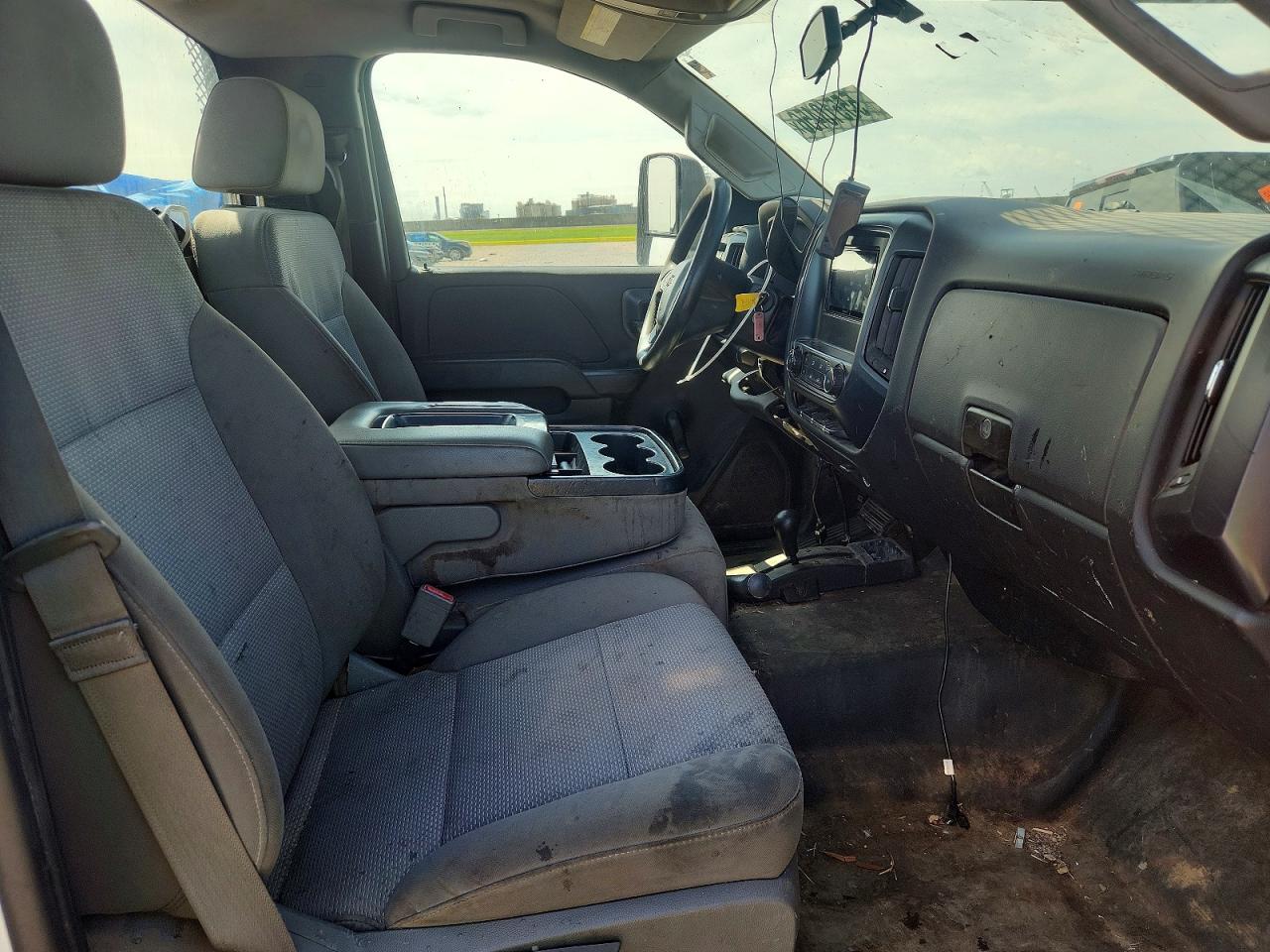 2015 Chevrolet Silverado K2500 Heavy Duty White vin: 1GC0KUEG3FZ521256