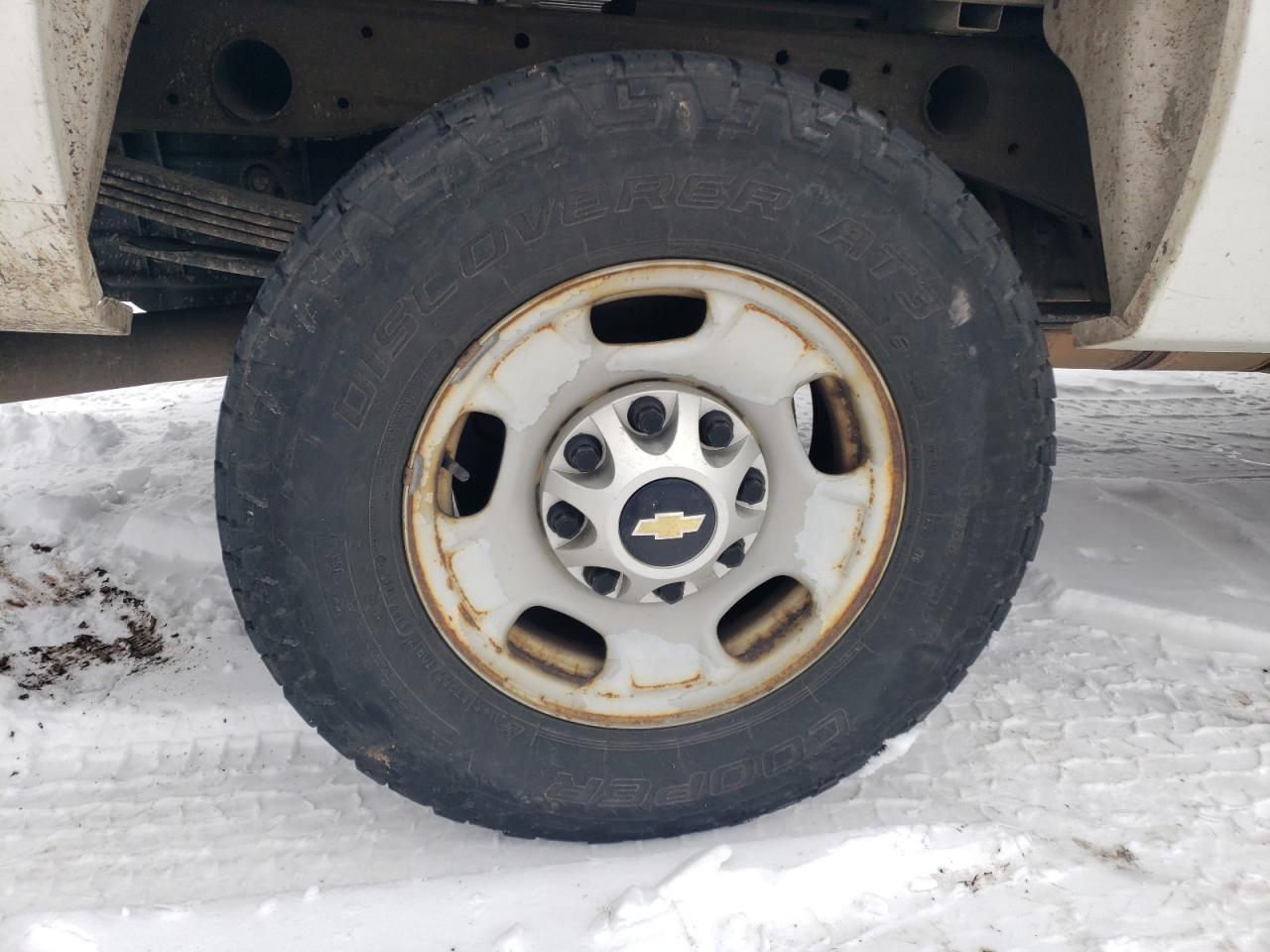 2014 Chev 2500hd 4x4 / Workpod White vin: 1GC0KVCG5EF166888 Damage: Right Rear Wheel, Corrosion, > 12 Inches