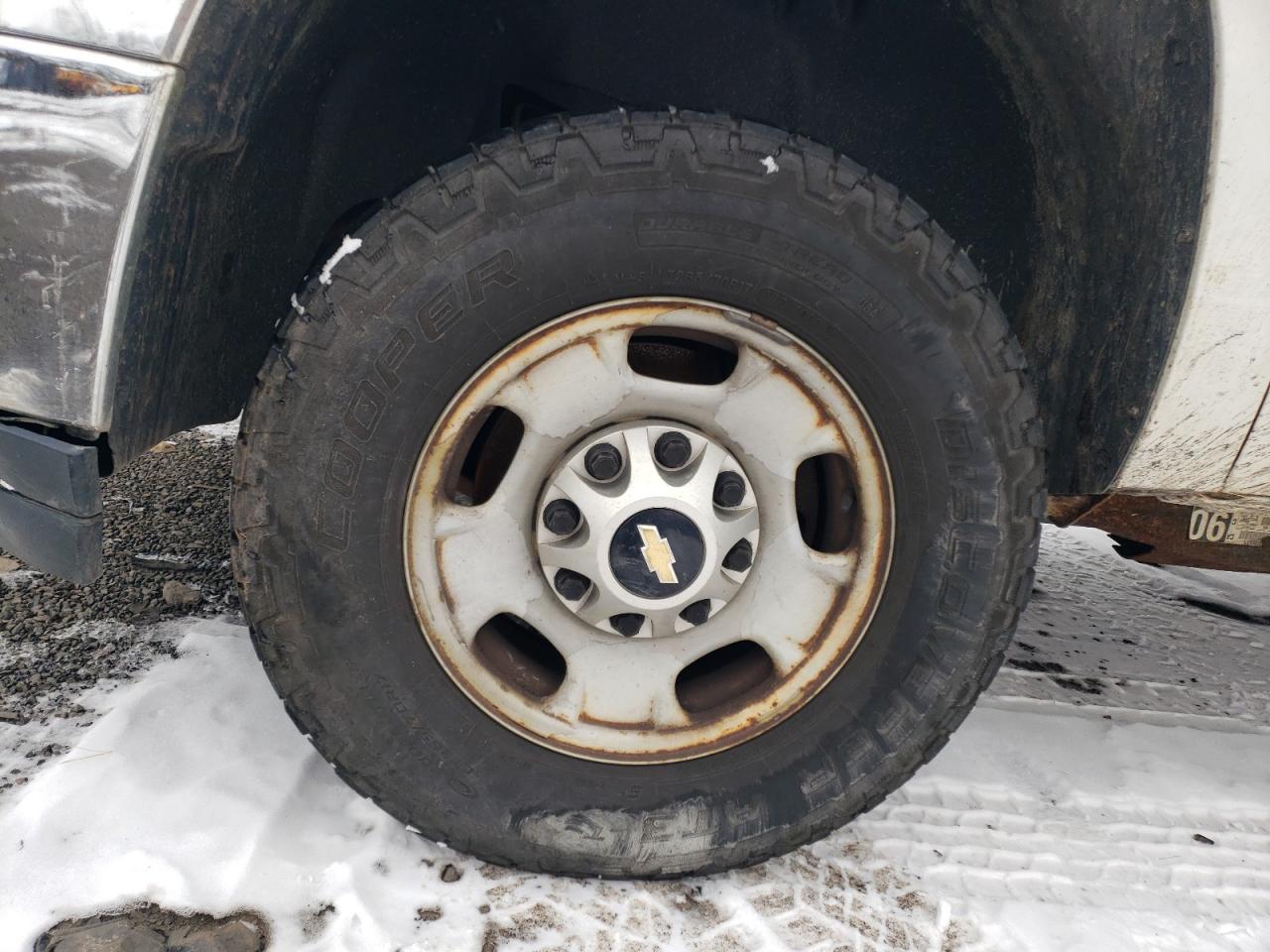 2014 Chev 2500hd 4x4 / Workpod White vin: 1GC0KVCG5EF166888 Damage: Left Front Wheel, Corrosion, > 12 Inches