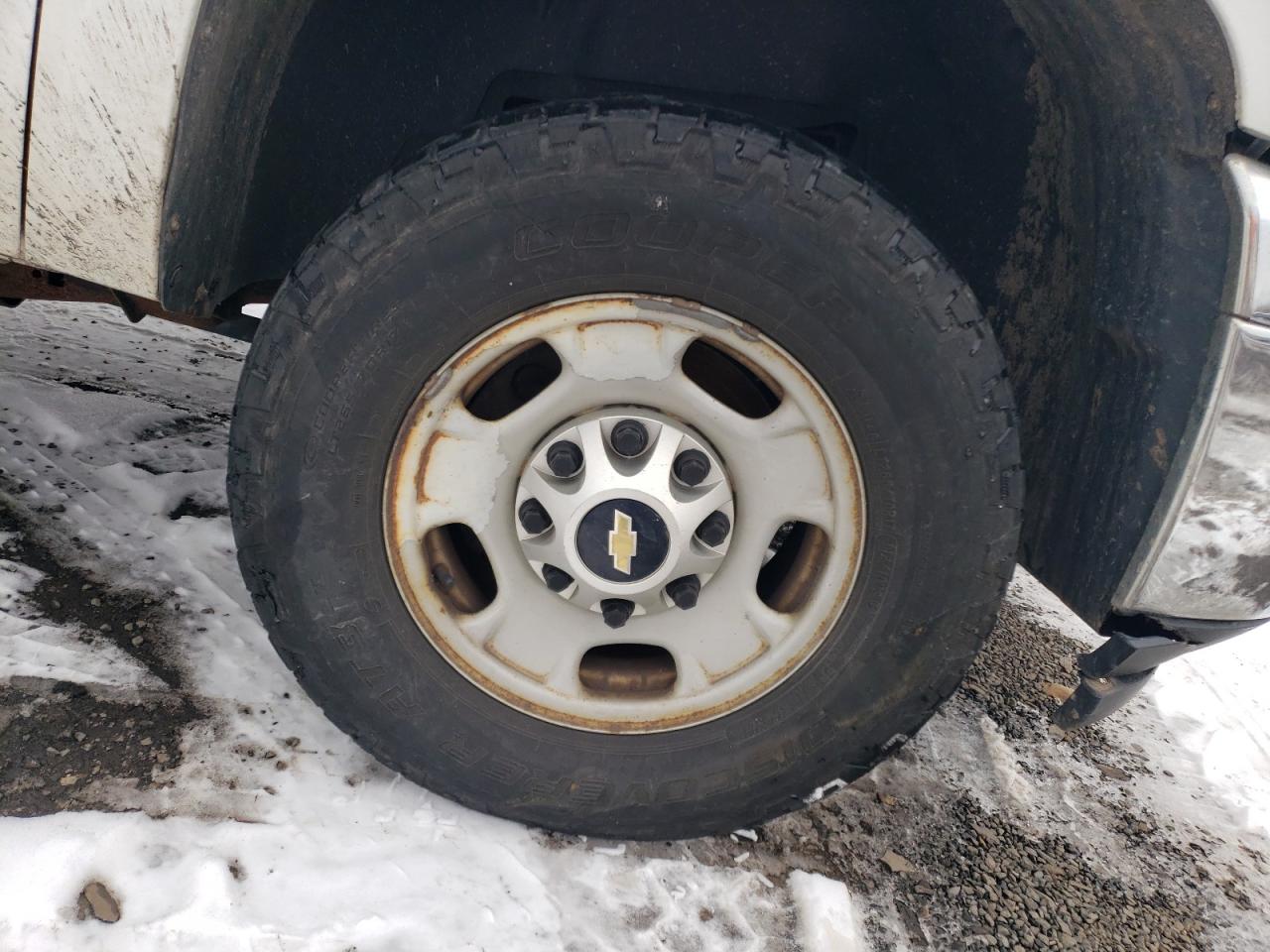 2014 Chev 2500hd 4x4 / Workpod White vin: 1GC0KVCG5EF166888 Damage: Right Front Wheel, Corrosion, > 12 Inches