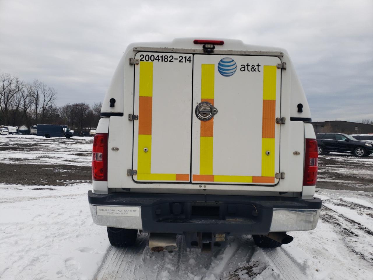 2014 Chev 2500hd 4x4 / Workpod White vin: 1GC0KVCG5EF166888 Damage: Tailgate, Aftermarket, Replacement Required