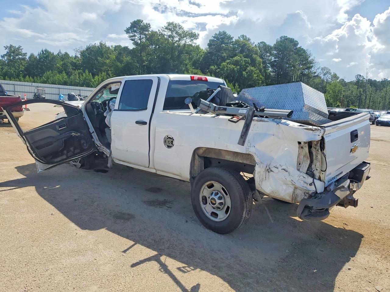 2015 Chevrolet Silverado C2500 Heavy Duty White vin: 1GC1CUEG0FF179946