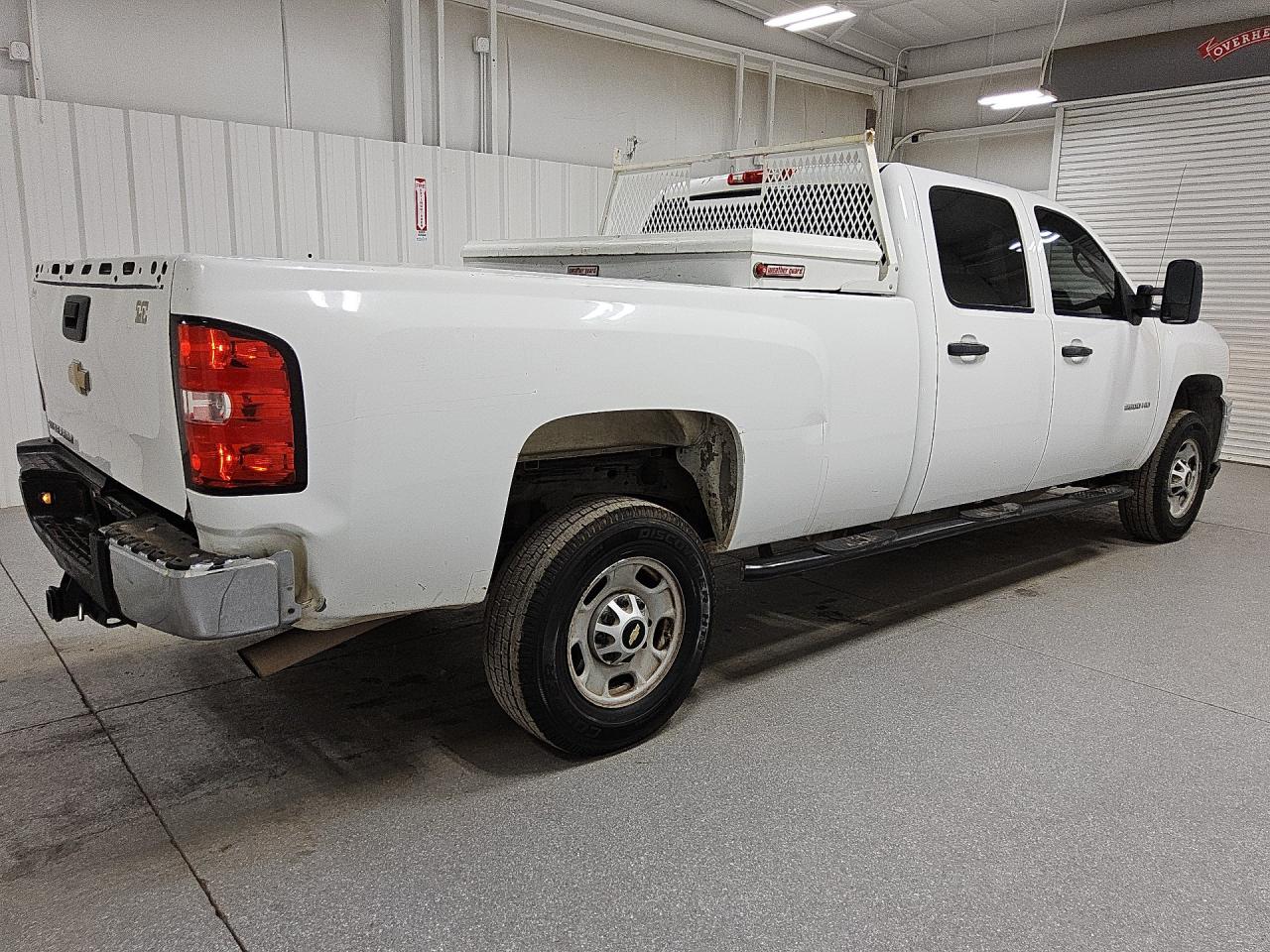 2014 Chevrolet Silverado C2500 Heavy Duty White vin: 1GC1CVCG0EF120452 Damage: Right Bed Side, Dent(S) W/ Paint Dmg, 11 To 12 Inches