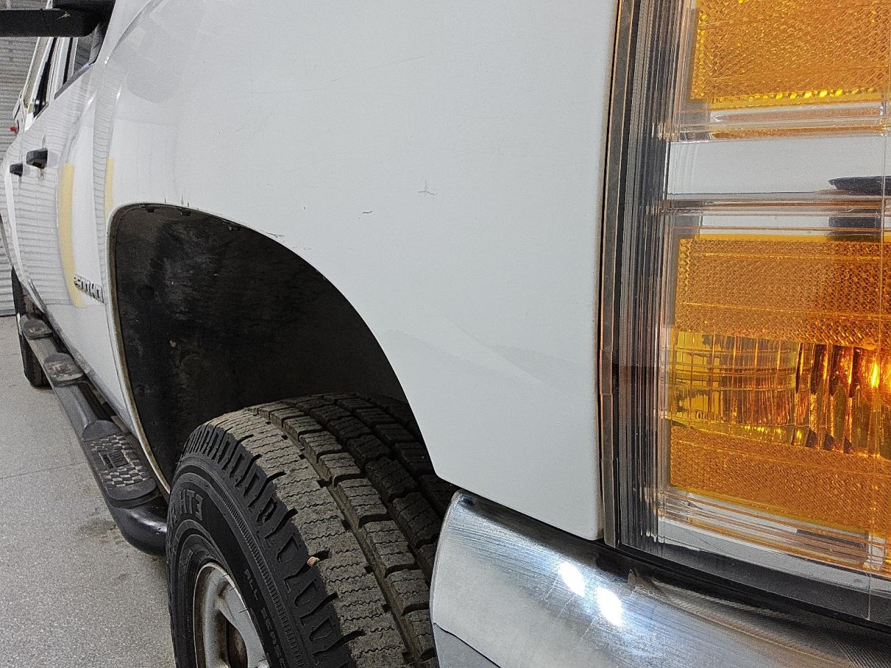 2014 Chevrolet Silverado C2500 Heavy Duty White vin: 1GC1CVCG0EF120452 Damage: Right Front Fender, Heavy Scratch, 1 To 2 Inches
