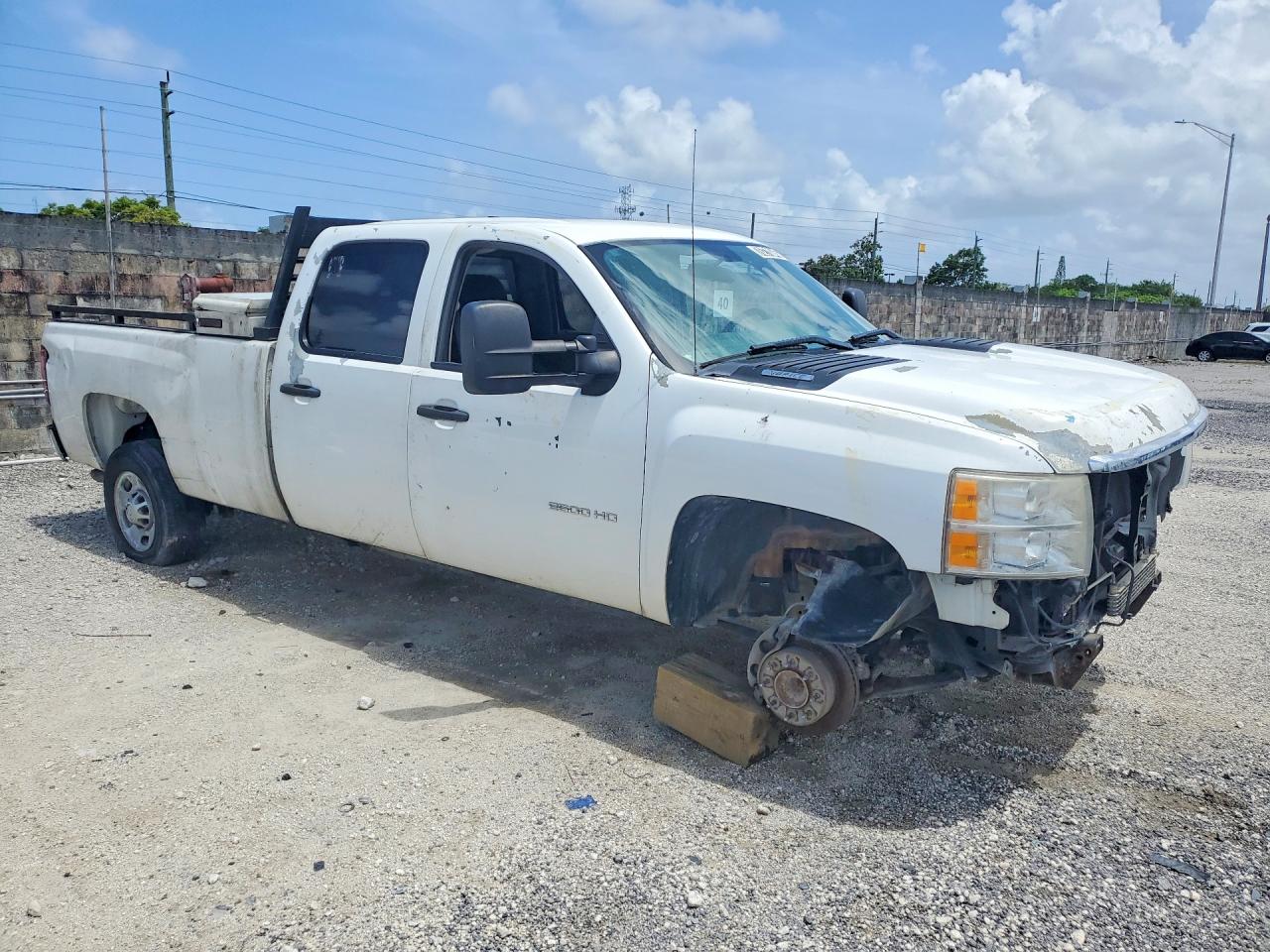 2013 Chevrolet Silverado C2500 Heavy Duty White vin: 1GC1CVCG5DF146981