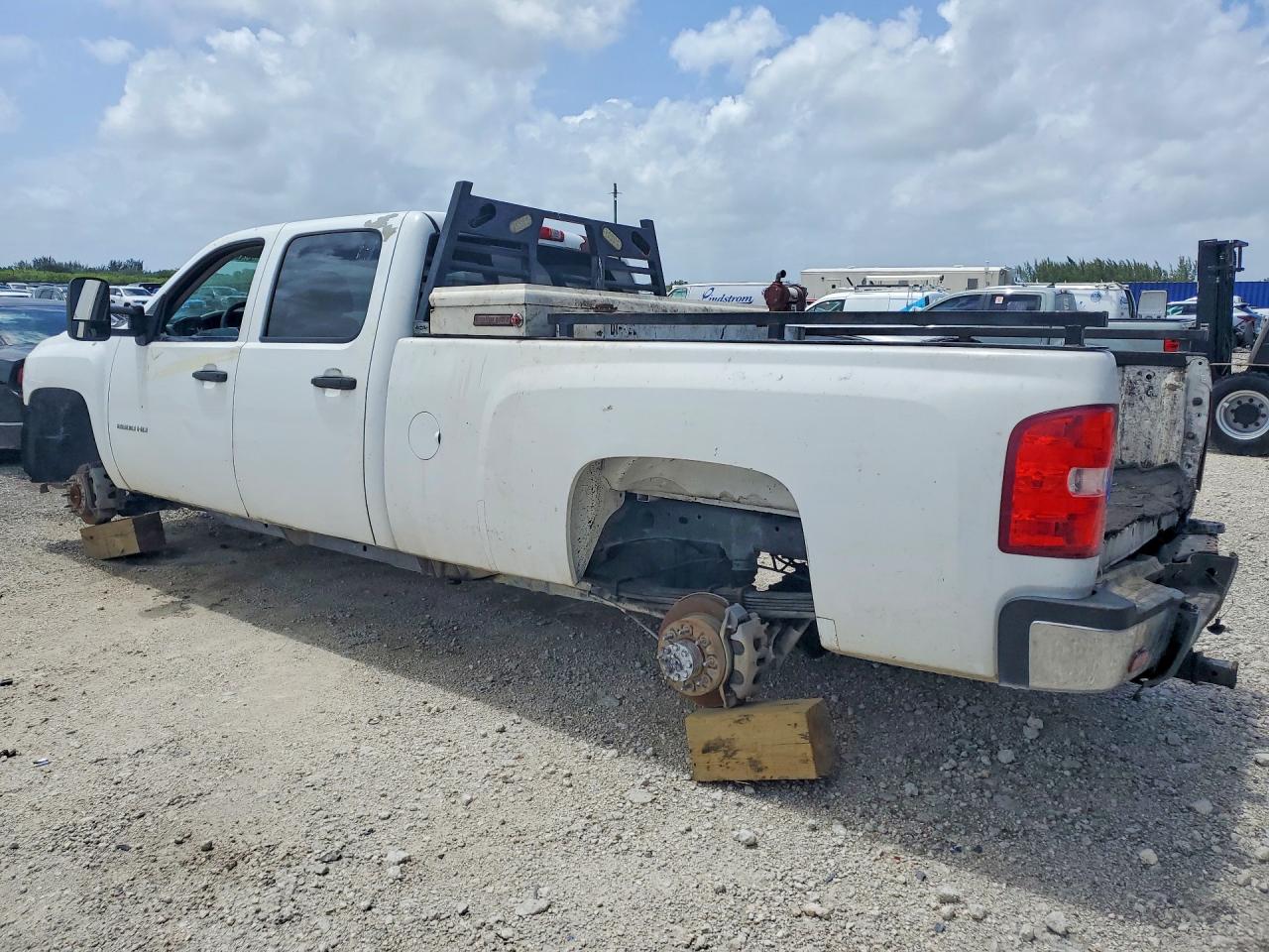 2013 Chevrolet Silverado C2500 Heavy Duty White vin: 1GC1CVCG5DF146981