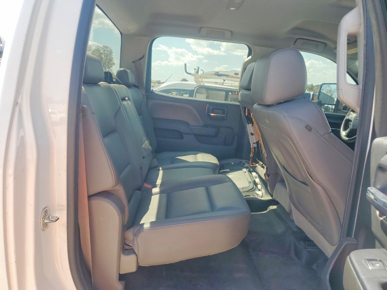2015 Chevrolet Silverado K2500 Heavy Duty White vin: 1GC1KUEG9FF533739