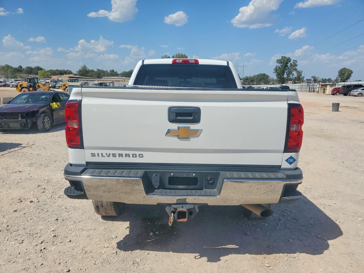 2015 Chevrolet Silverado K2500 Heavy Duty White vin: 1GC1KUEG9FF533739