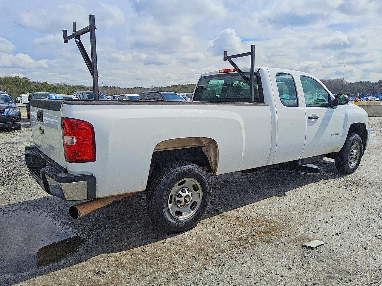 2011 Chevrolet Silverado C2500 Heavy Duty White vin: 1GC2CVC88BZ150273