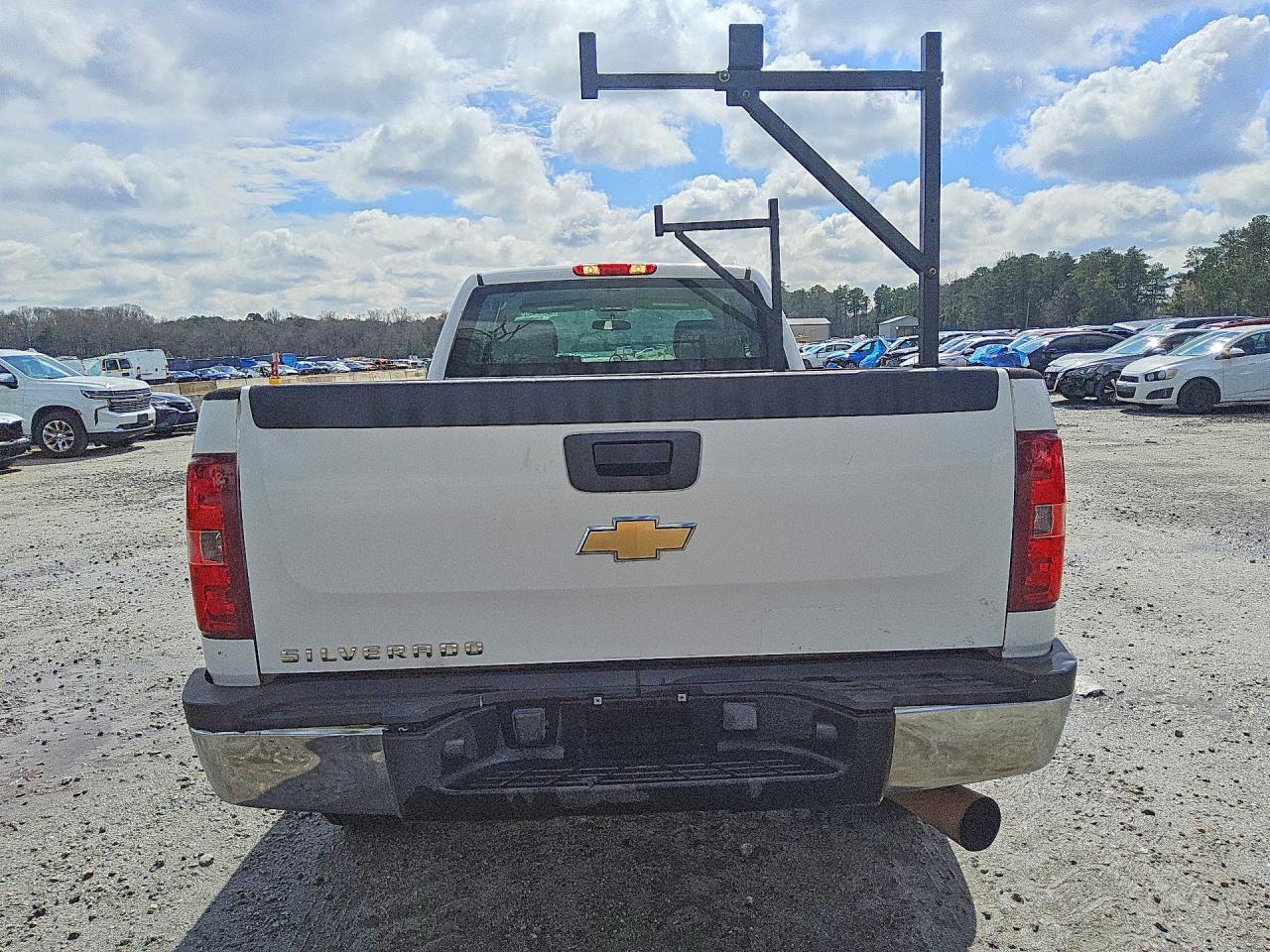 2011 Chevrolet Silverado C2500 Heavy Duty White vin: 1GC2CVC88BZ150273