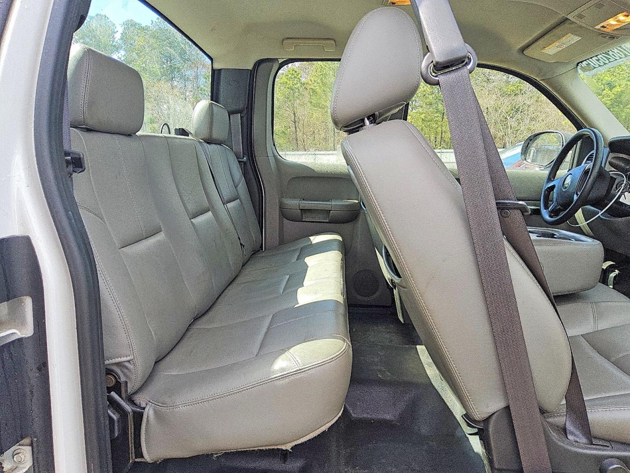 2011 Chevrolet Silverado C2500 Heavy Duty White vin: 1GC2CVC88BZ150273