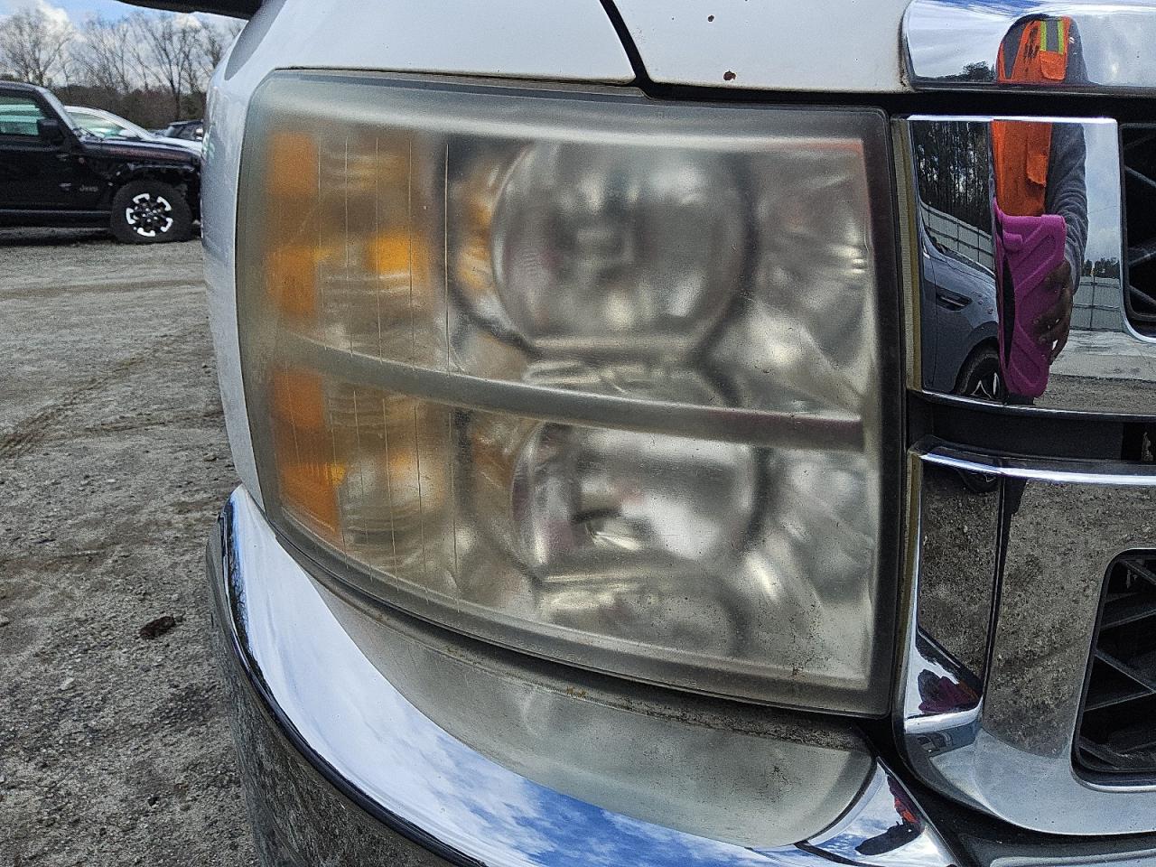 2011 Chevrolet Silverado C2500 Heavy Duty White vin: 1GC2CVC88BZ150273 Damage: Right Head Lamp, Faded, Repair Required