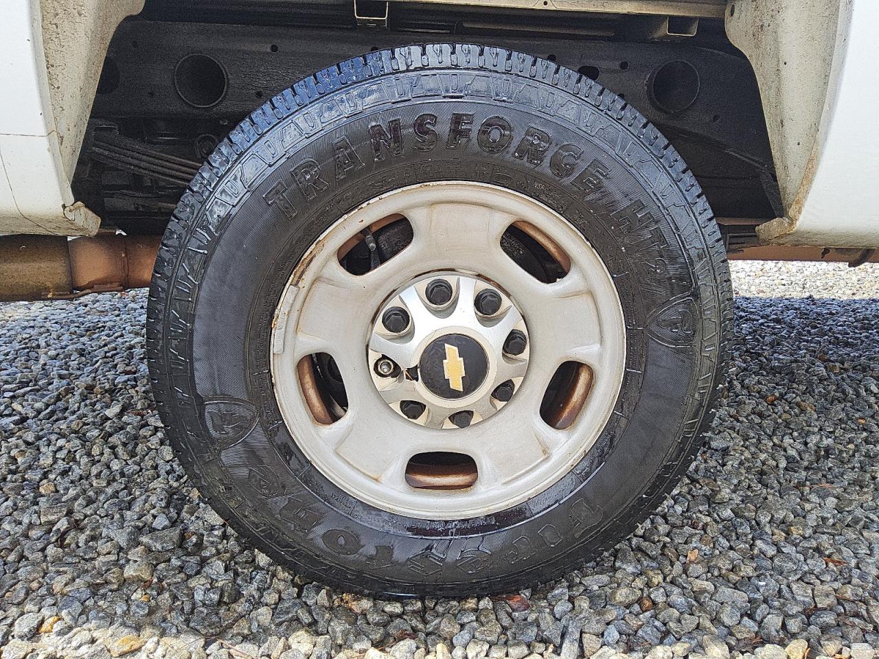 2011 Chevrolet Silverado C2500 Heavy Duty White vin: 1GC2CVC88BZ150273 Damage: Right Rear Wheel, Curb Rash, 6 To 7 Inches