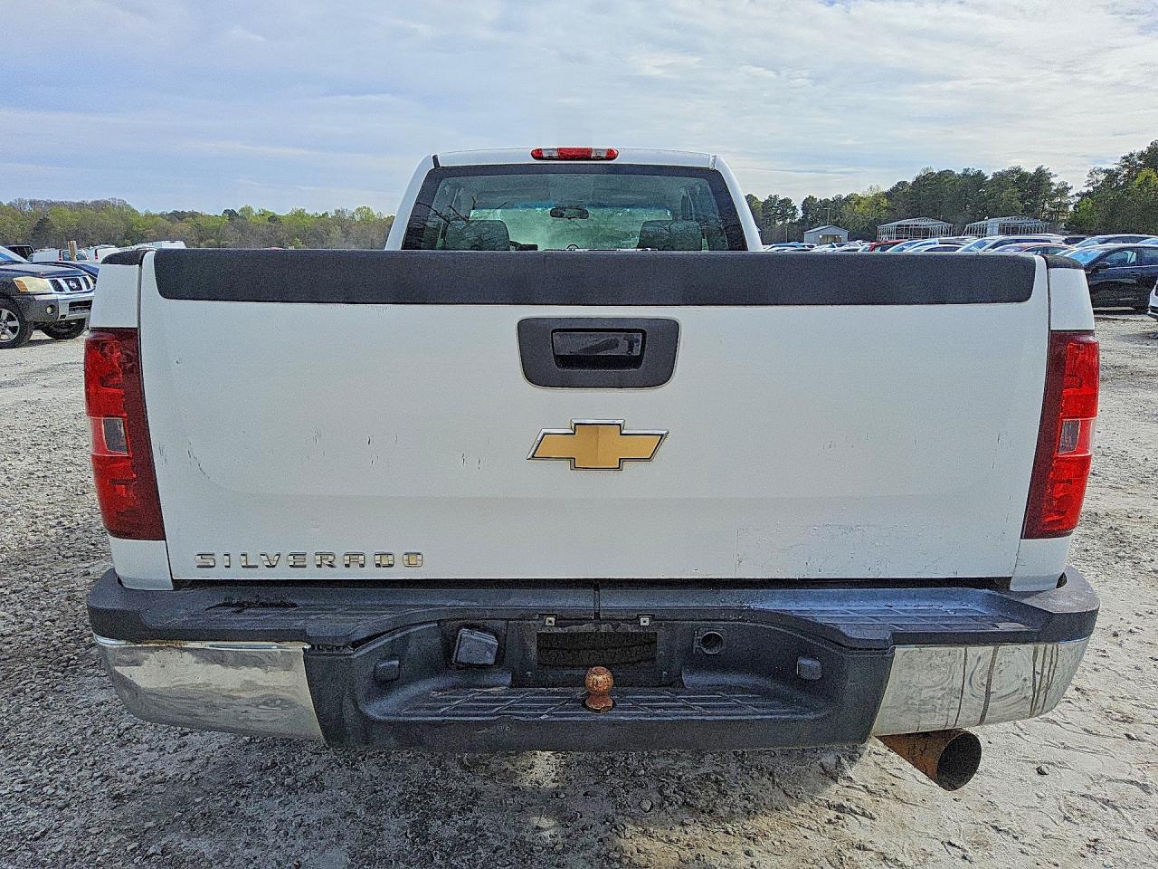 2011 Chevrolet Silverado C2500 Heavy Duty White vin: 1GC2CVC88BZ153920