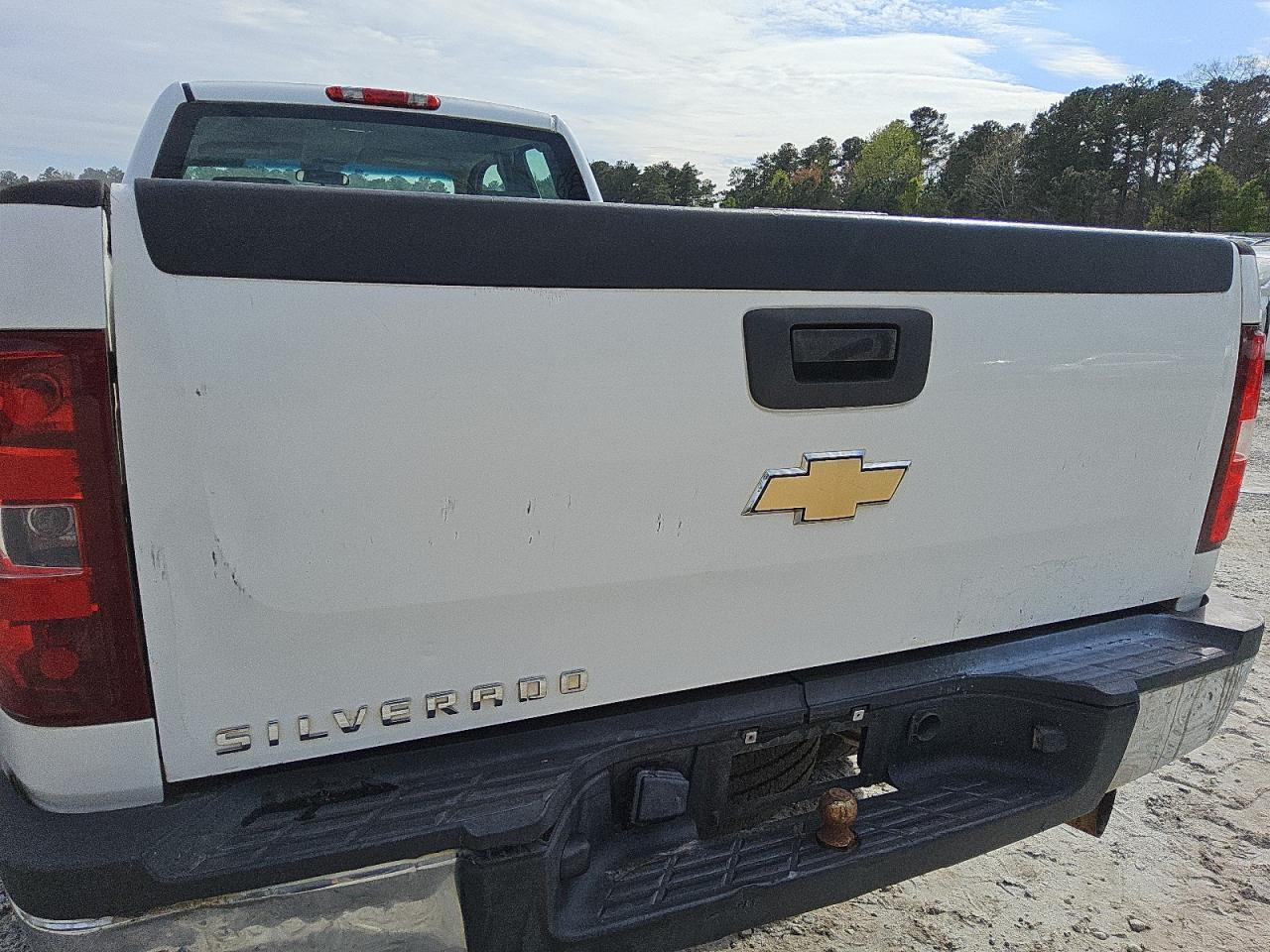 2011 Chevrolet Silverado C2500 Heavy Duty White vin: 1GC2CVC88BZ153920 Damage: Tailgate, Dent(S) W/ Paint Dmg, 2 To 3 Inches