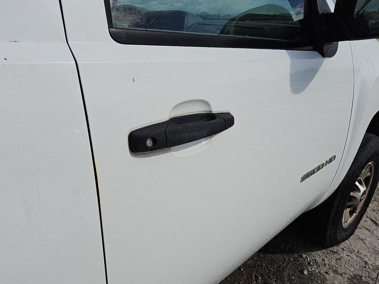 2011 Chevrolet Silverado C2500 Heavy Duty White vin: 1GC2CVC88BZ153920 Damage: Right Front Door, Chipped, 2