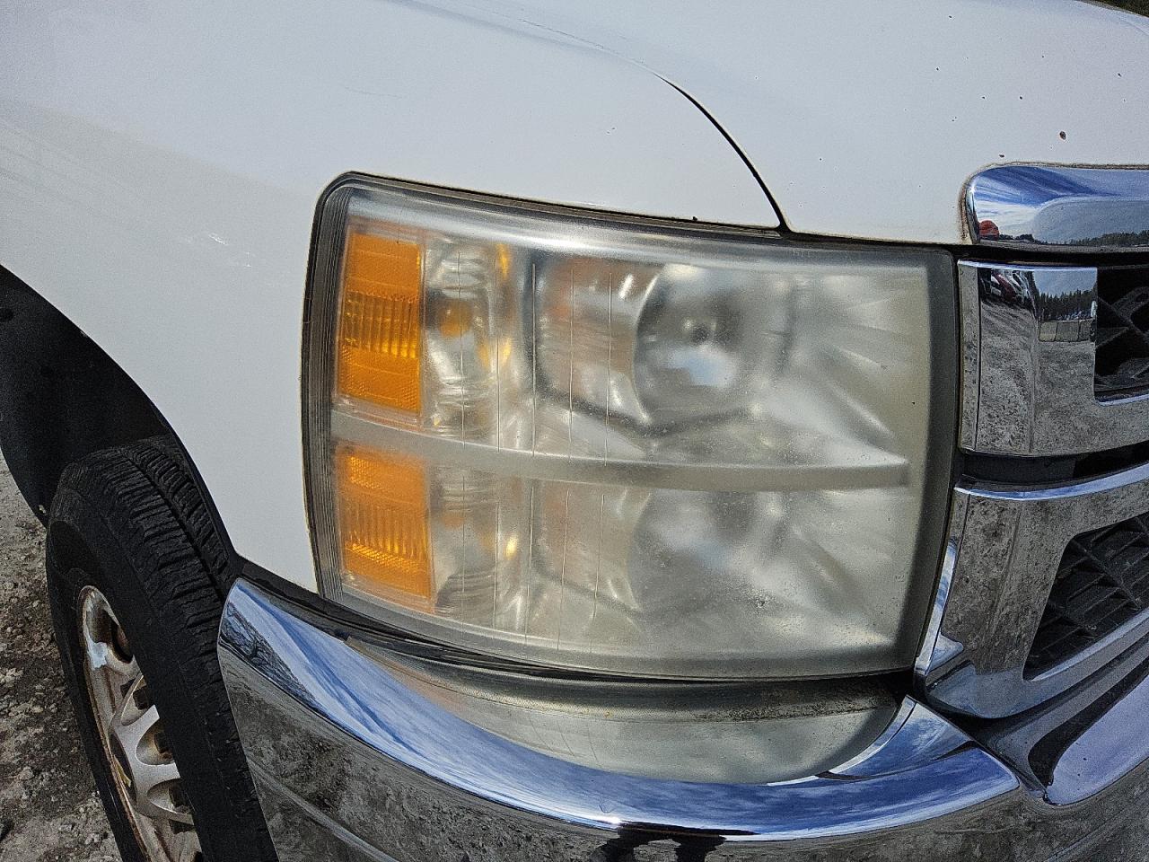 2011 Chevrolet Silverado C2500 Heavy Duty White vin: 1GC2CVC88BZ153920 Damage: Right Head Lamp, Faded, Repair Required