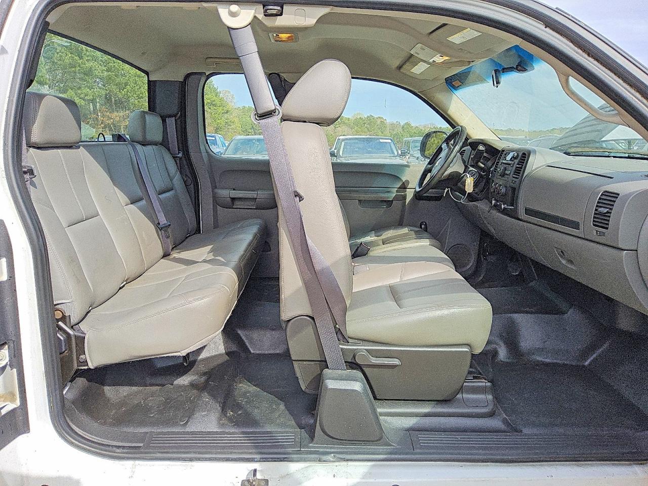 2011 Chevrolet Silverado C2500 Heavy Duty White vin: 1GC2CVC88BZ153920