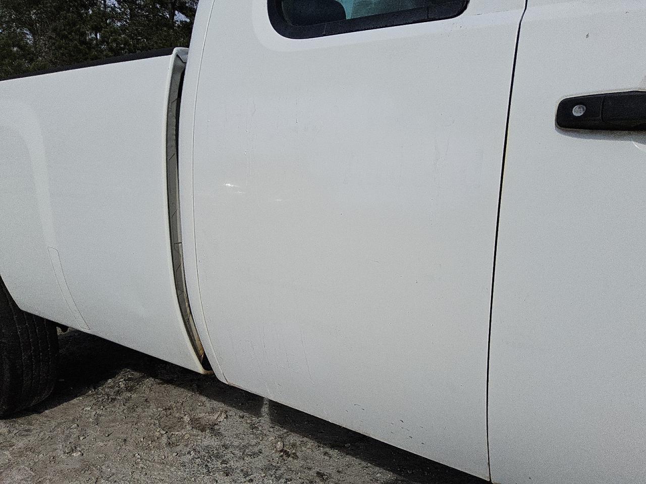 2011 Chevrolet Silverado C2500 Heavy Duty White vin: 1GC2CVC88BZ153920 Damage: Right Rear Door, Heavy Scratch, 5 To 6 Inches