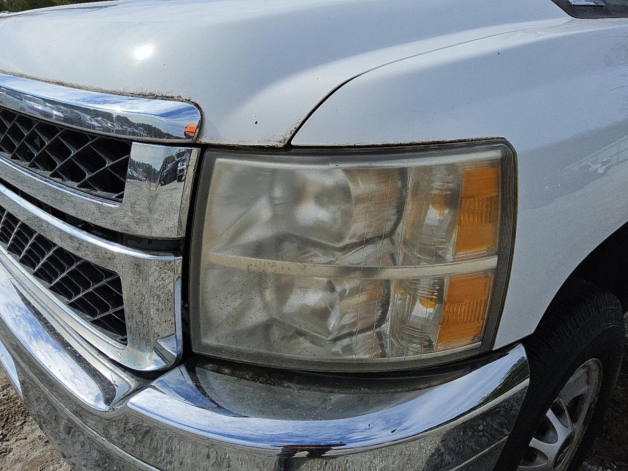 2011 Chevrolet Silverado C2500 Heavy Duty White vin: 1GC2CVC88BZ153920 Damage: Left Head Lamp, Faded, Repair Required