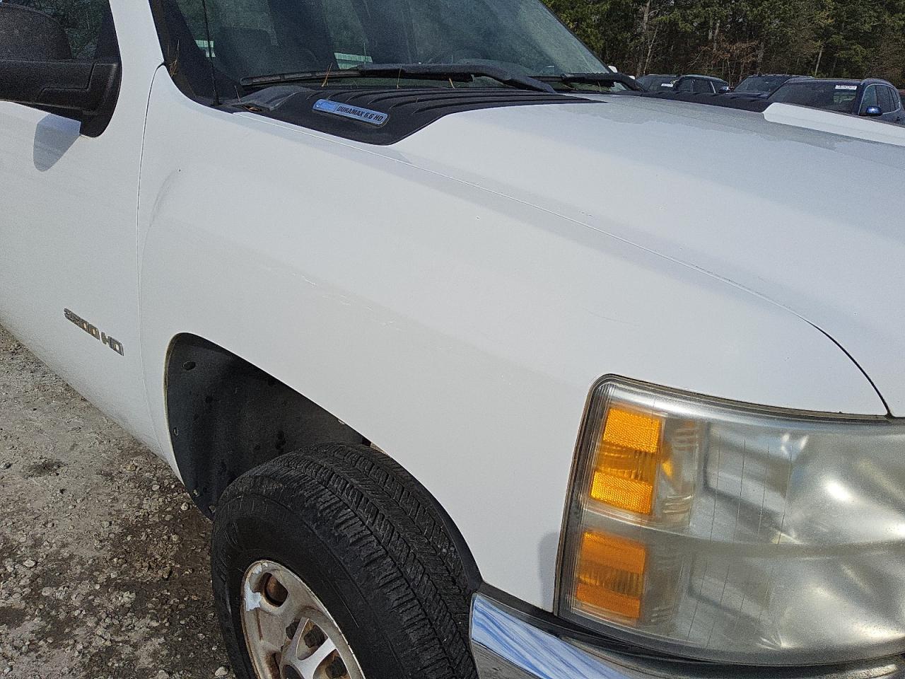 2011 Chevrolet Silverado C2500 Heavy Duty White vin: 1GC2CVC88BZ153920 Damage: Right Front Fender, Heavy Scratch, 1 To 2 Inches