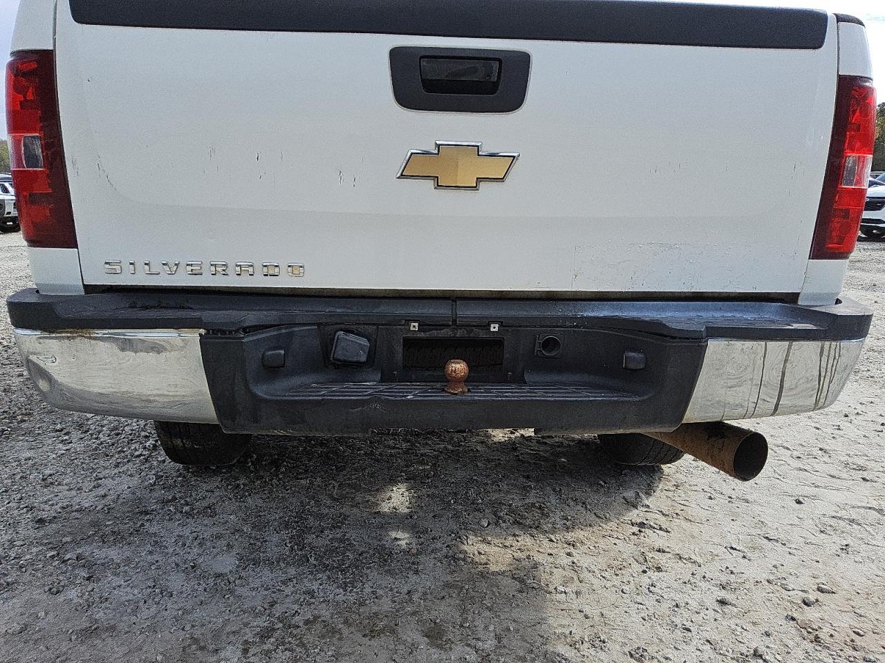 2011 Chevrolet Silverado C2500 Heavy Duty White vin: 1GC2CVC88BZ153920 Damage: Rear Metal Bumper Chrome, Multiple Dents/No Paint Damage, 6