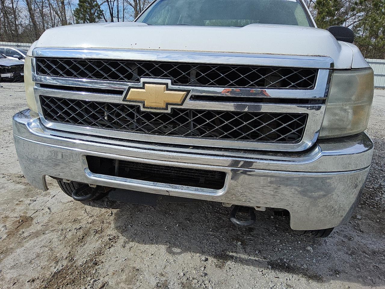2011 Chevrolet Silverado C2500 Heavy Duty White vin: 1GC2CVC88BZ153920 Damage: Front Metal Bumper Chrome, Heavy Scratch, 1 To 2 Inches