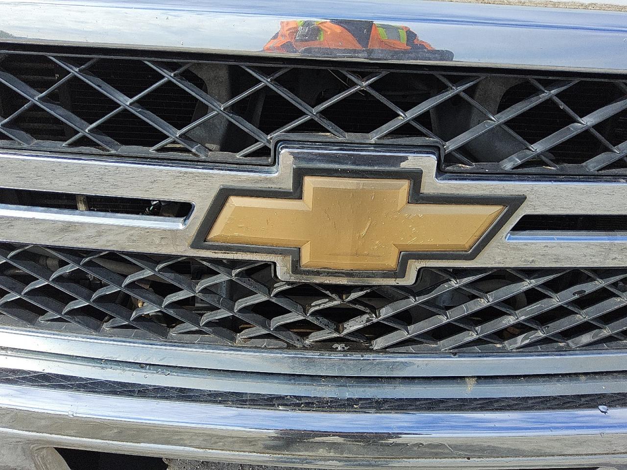 2011 Chevrolet Silverado C2500 Heavy Duty White vin: 1GC2CVC88BZ153920 Damage: Front Emblem, Heavy Scratch, Replacement Required